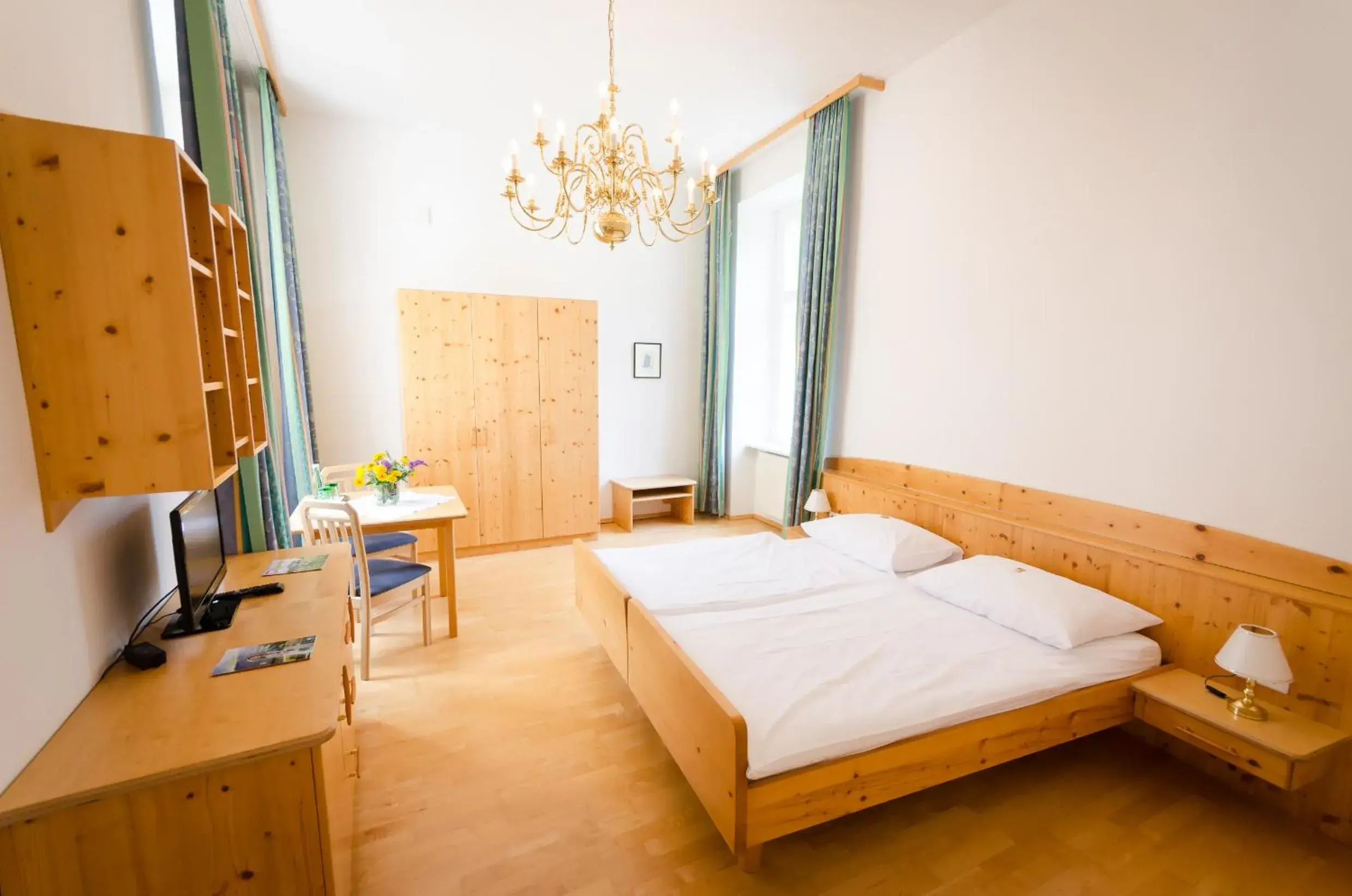 Double Room with Private Bathroom in Schloss Gumpoldskirchen Double Room with Private Bathroom in Schloss Gumpoldskirchen