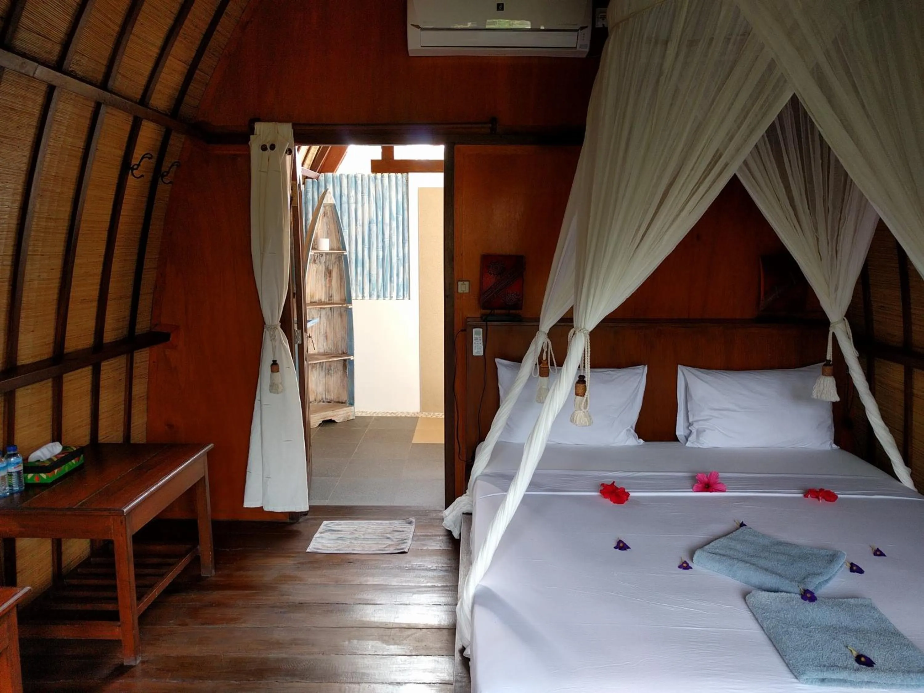 Photo of the whole room, Bed in Mango Dive & Bungalow