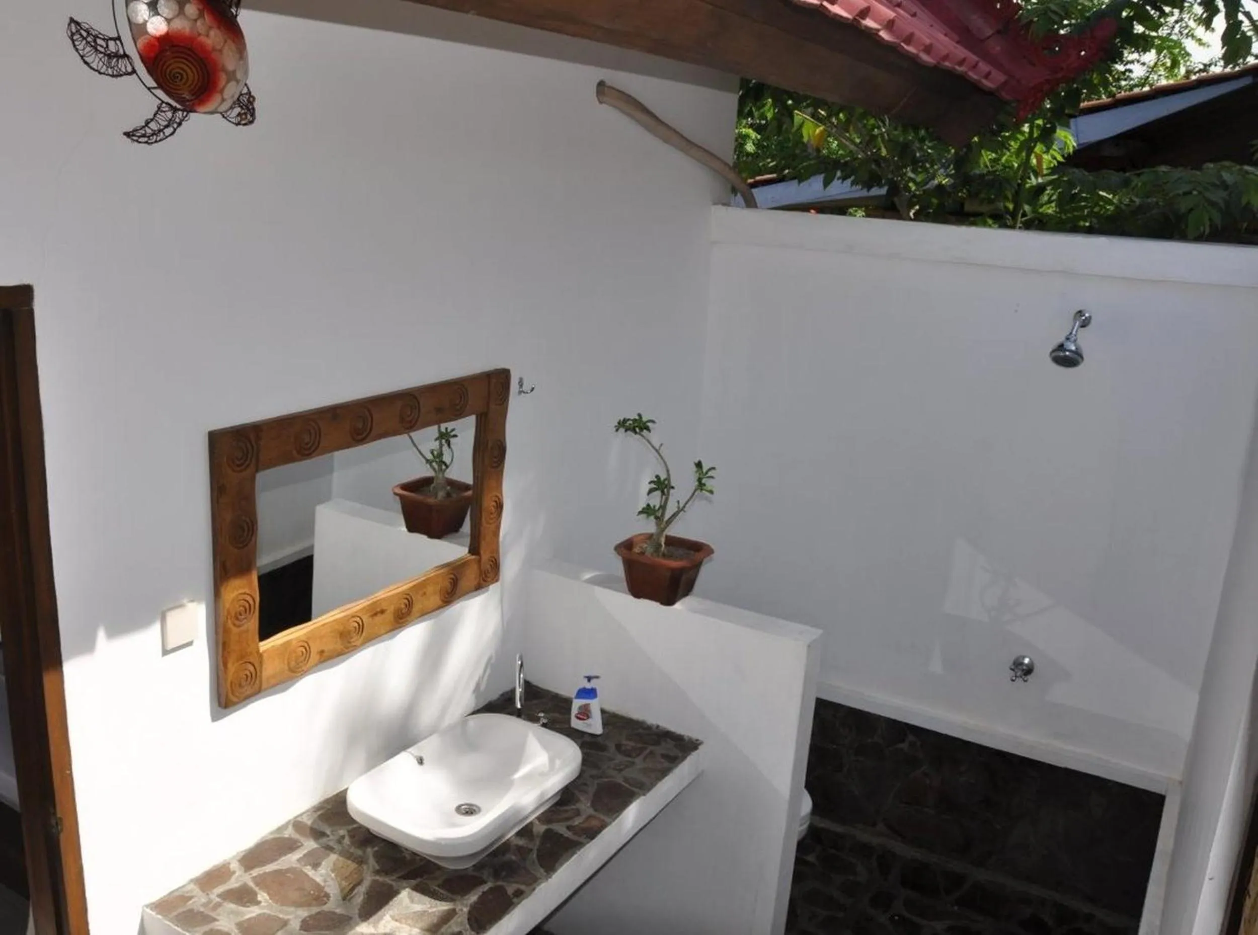 Bathroom in Mango Dive & Bungalow