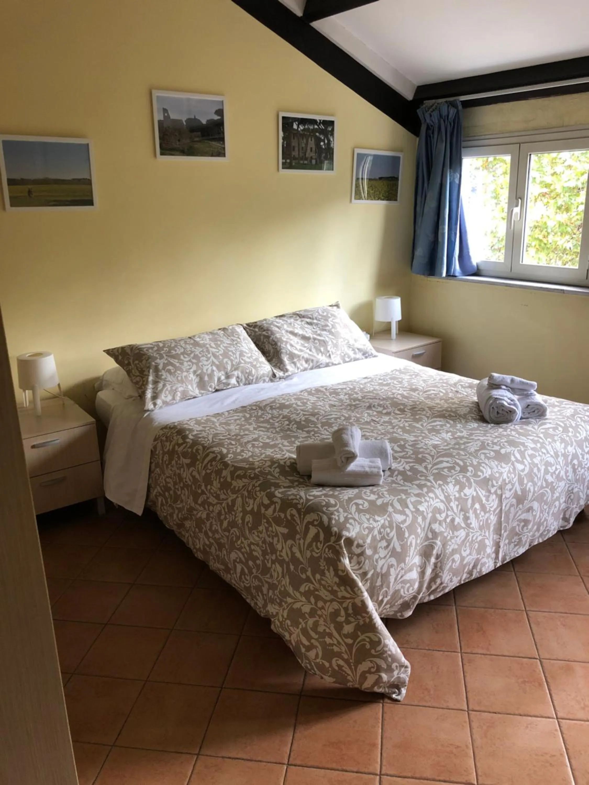 Photo of the whole room, Bed in Domus Santa Caterina