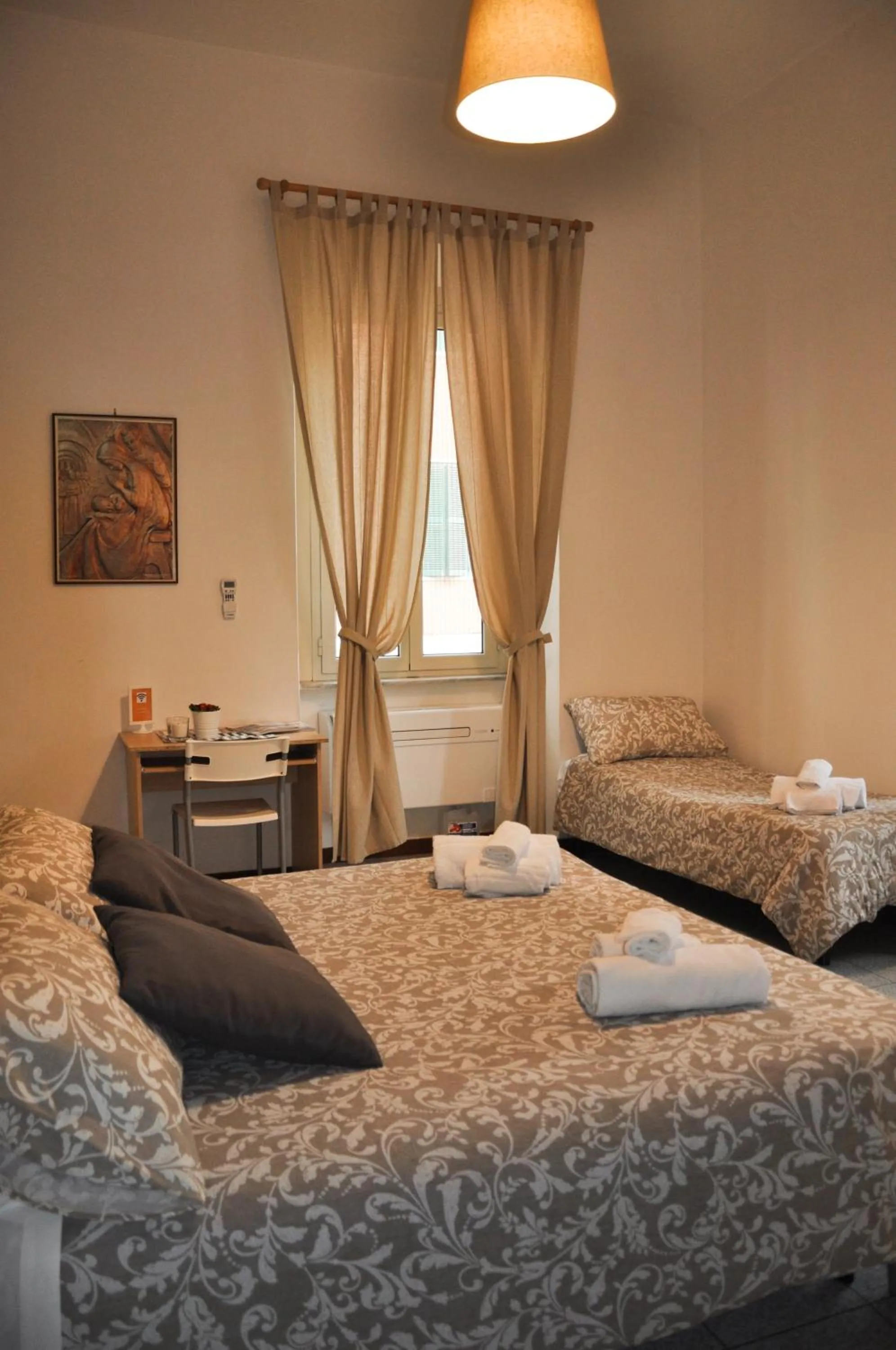 Photo of the whole room, Bed in Domus Santa Caterina