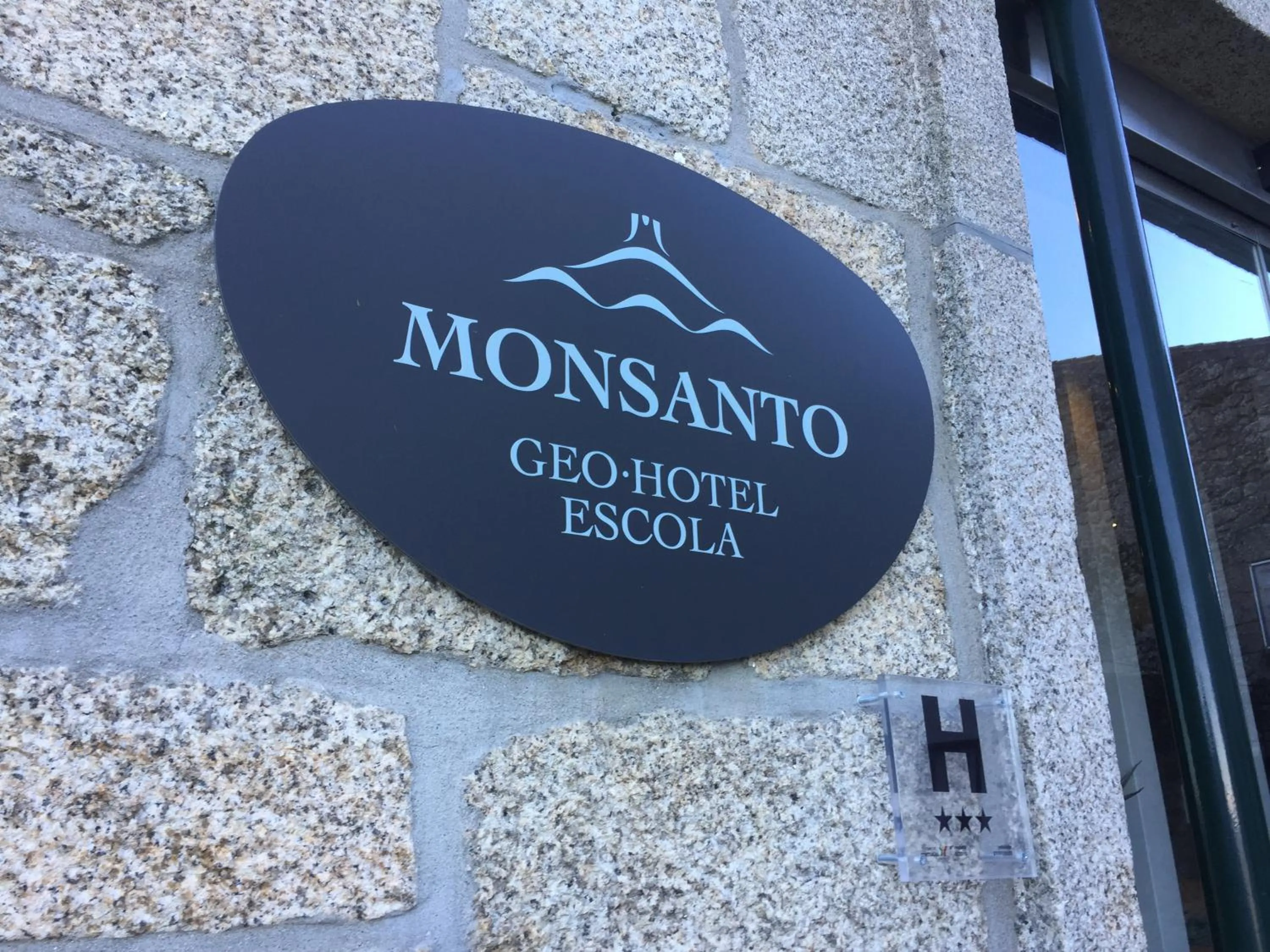 Property logo or sign in Monsanto GeoHotel Escola