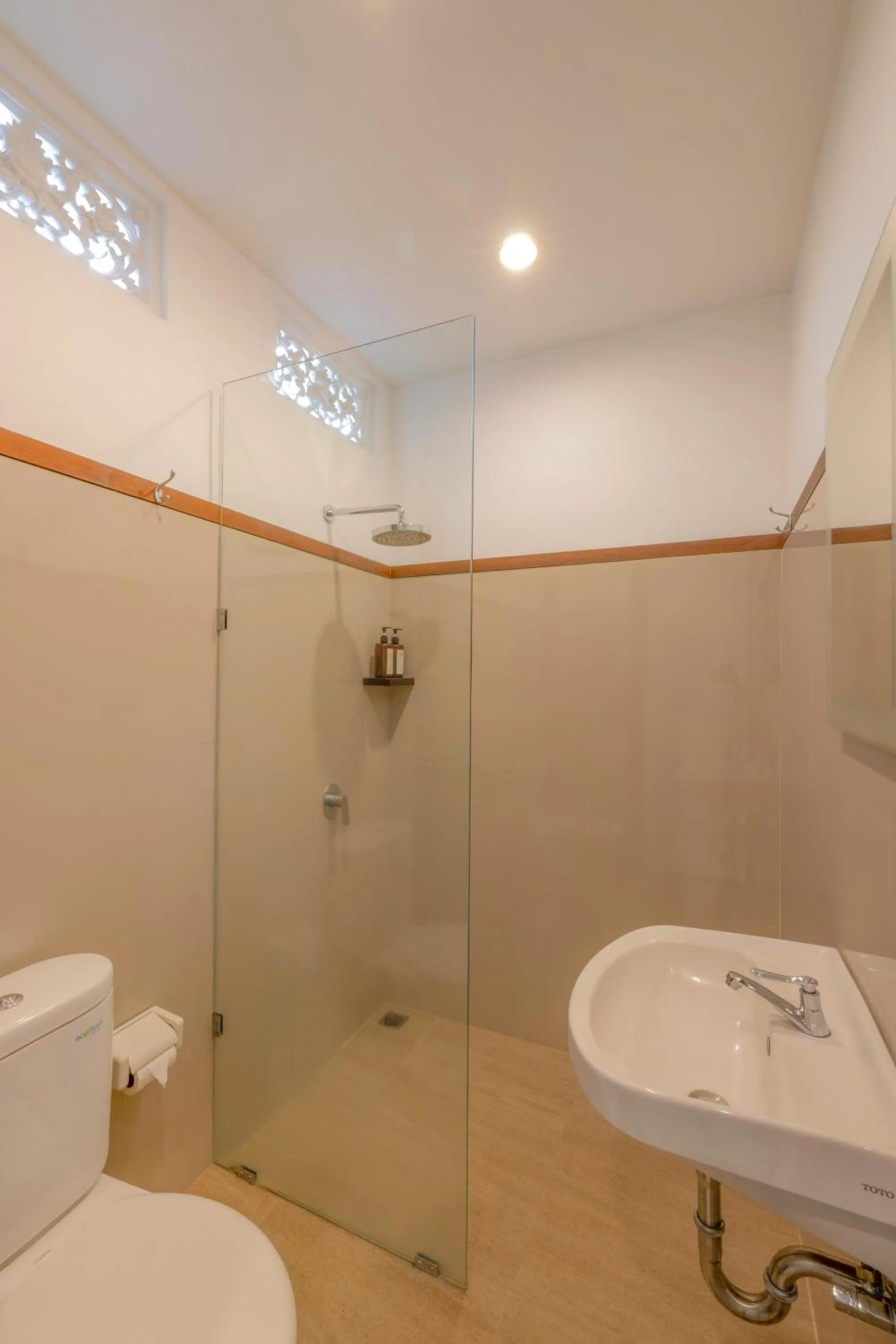 Shower in Dewi Villa Padangbai Hotel