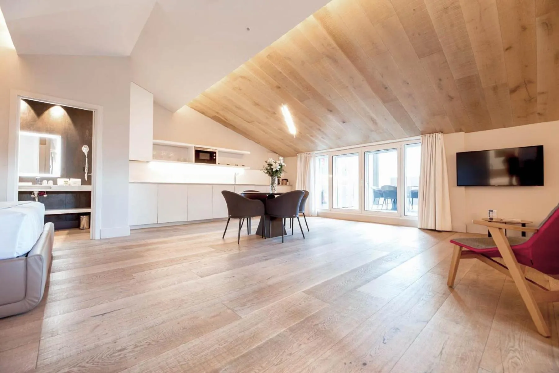 TV and multimedia in MYR Plaza Mercado & Spa