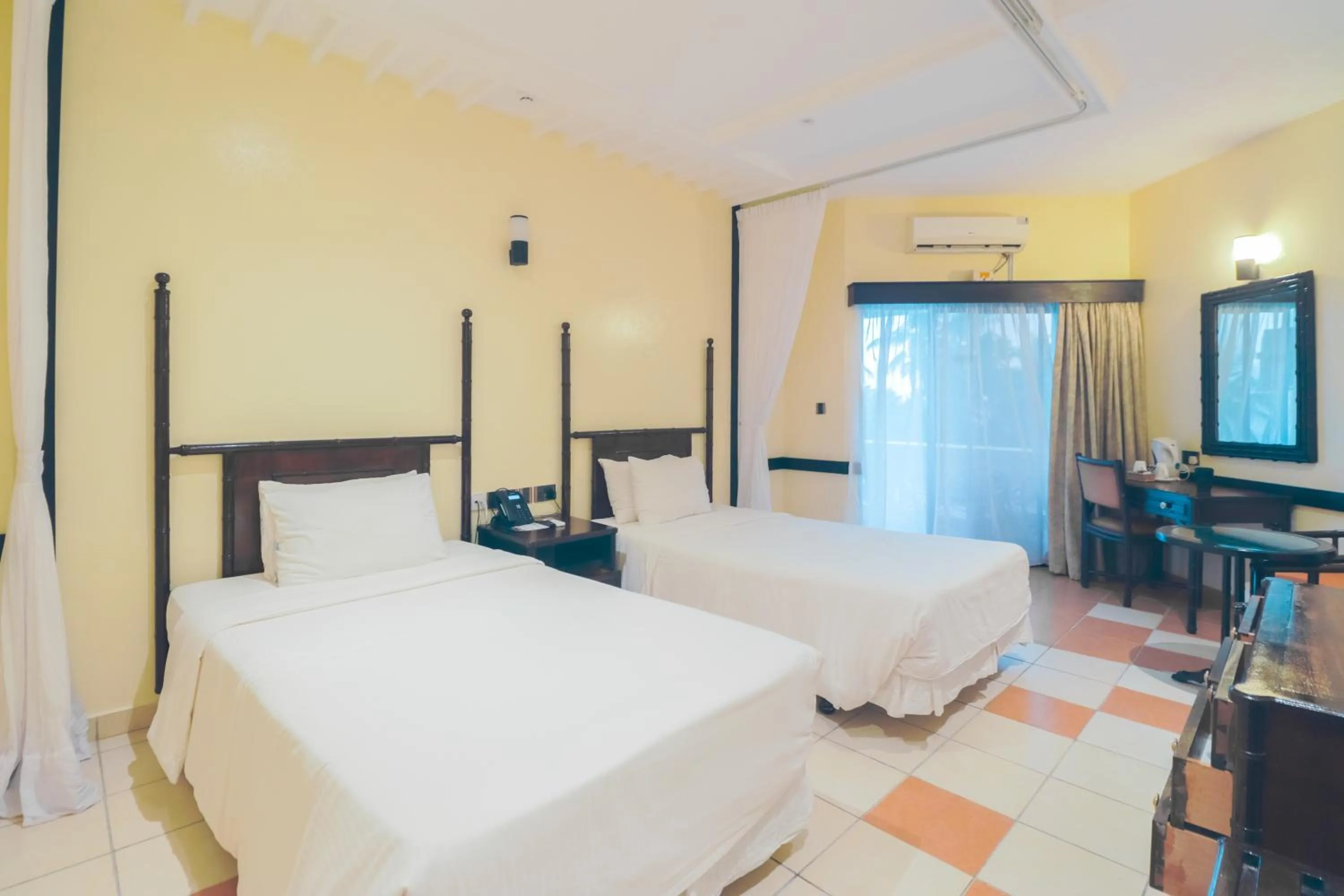 Bedroom, Bed in Mombasa Continental Resort