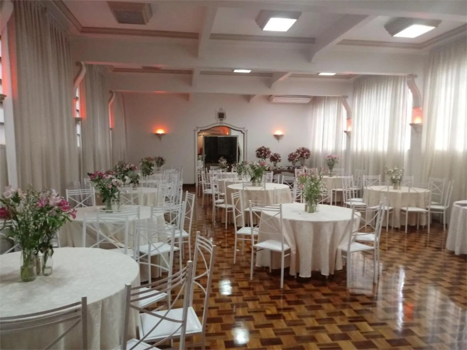 Restaurant/places to eat in Aurora Hotel