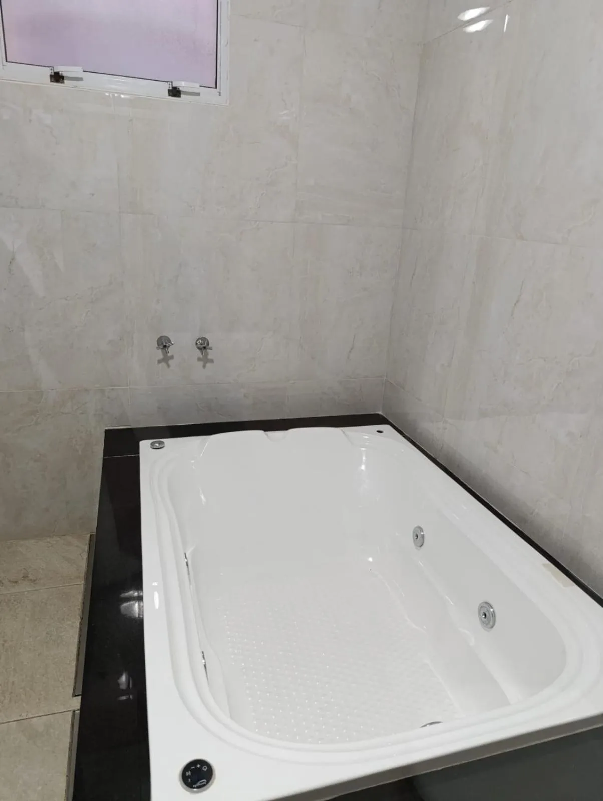 Bath in Aurora Hotel