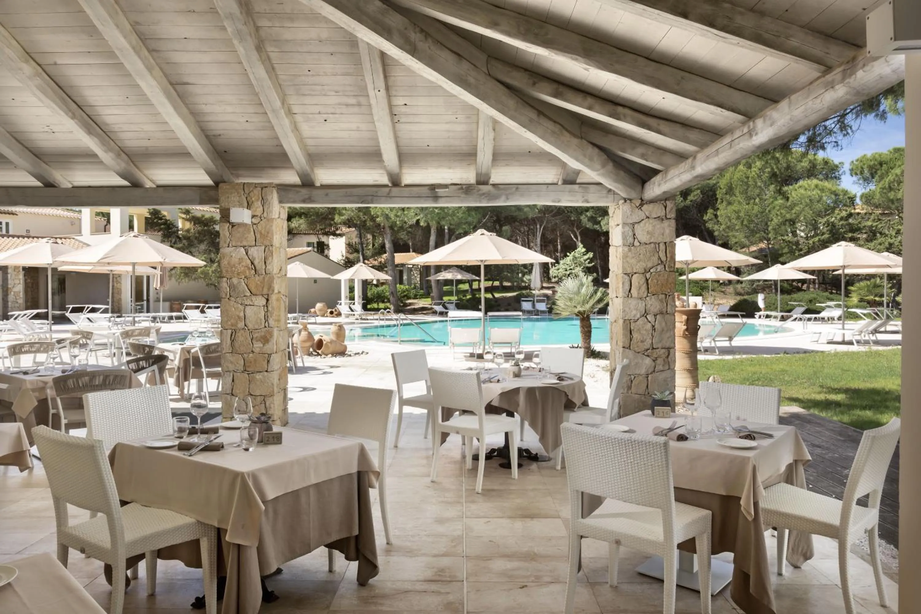 Restaurant/places to eat in Is Arenas Resort