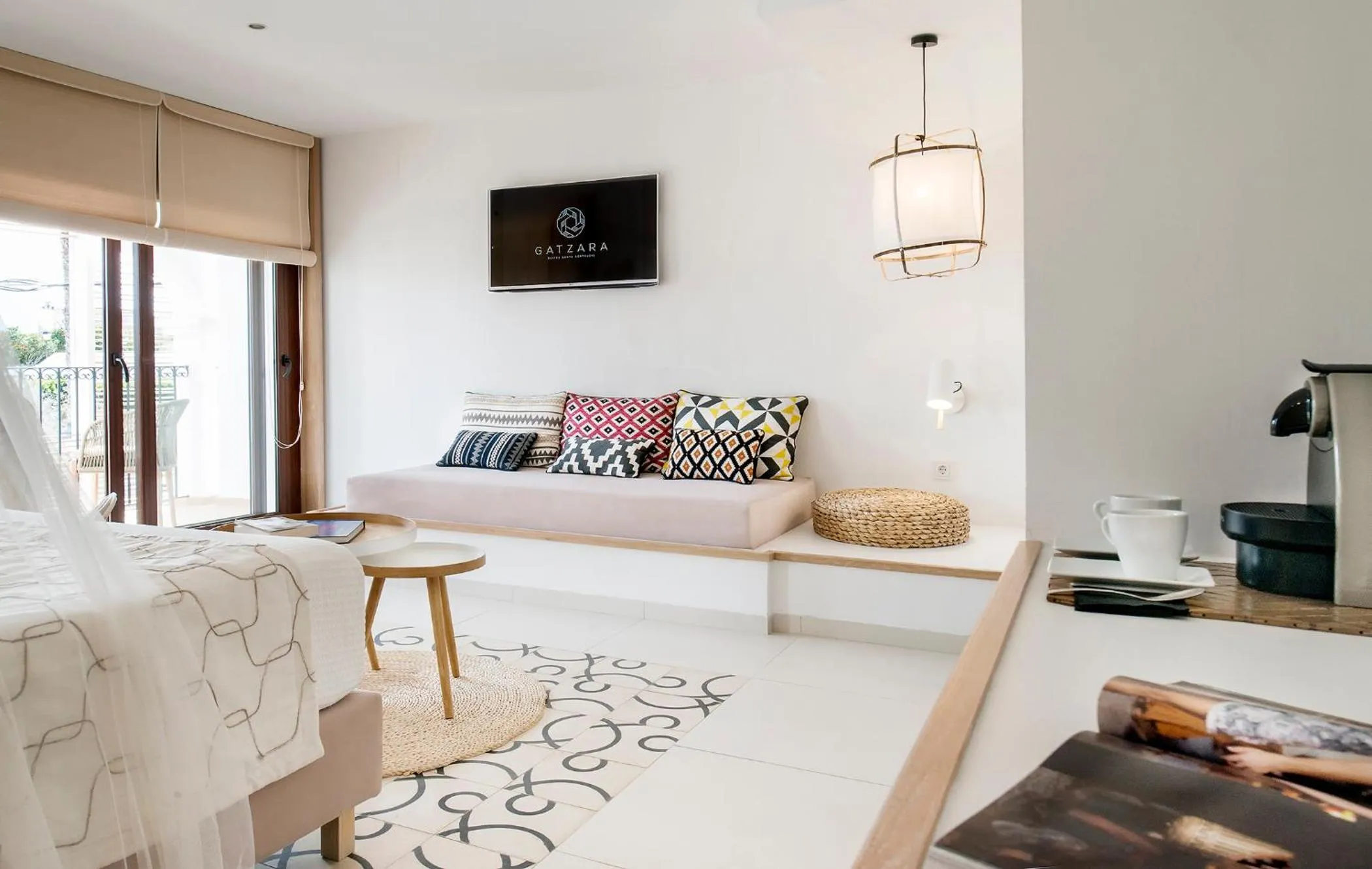 Coffee/tea facilities, Bed in Gatzara Suites Santa Gertrudis