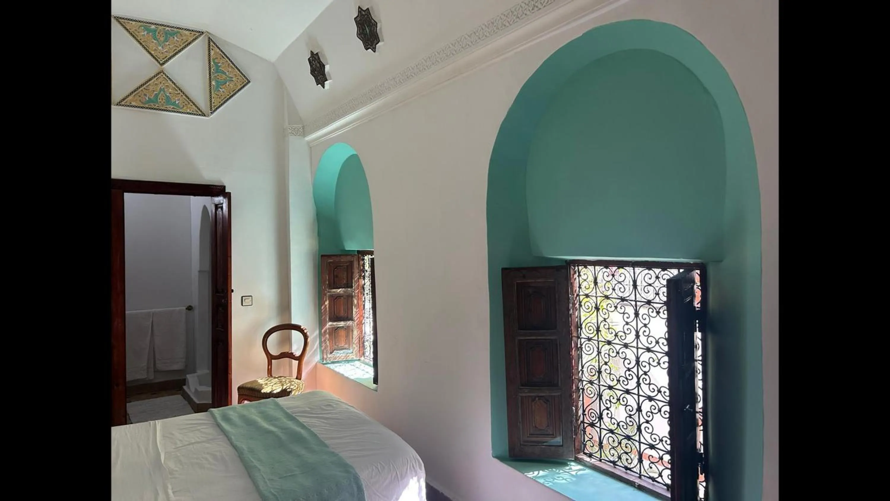 Bed in Riad le dromadaire bleu by Weekome