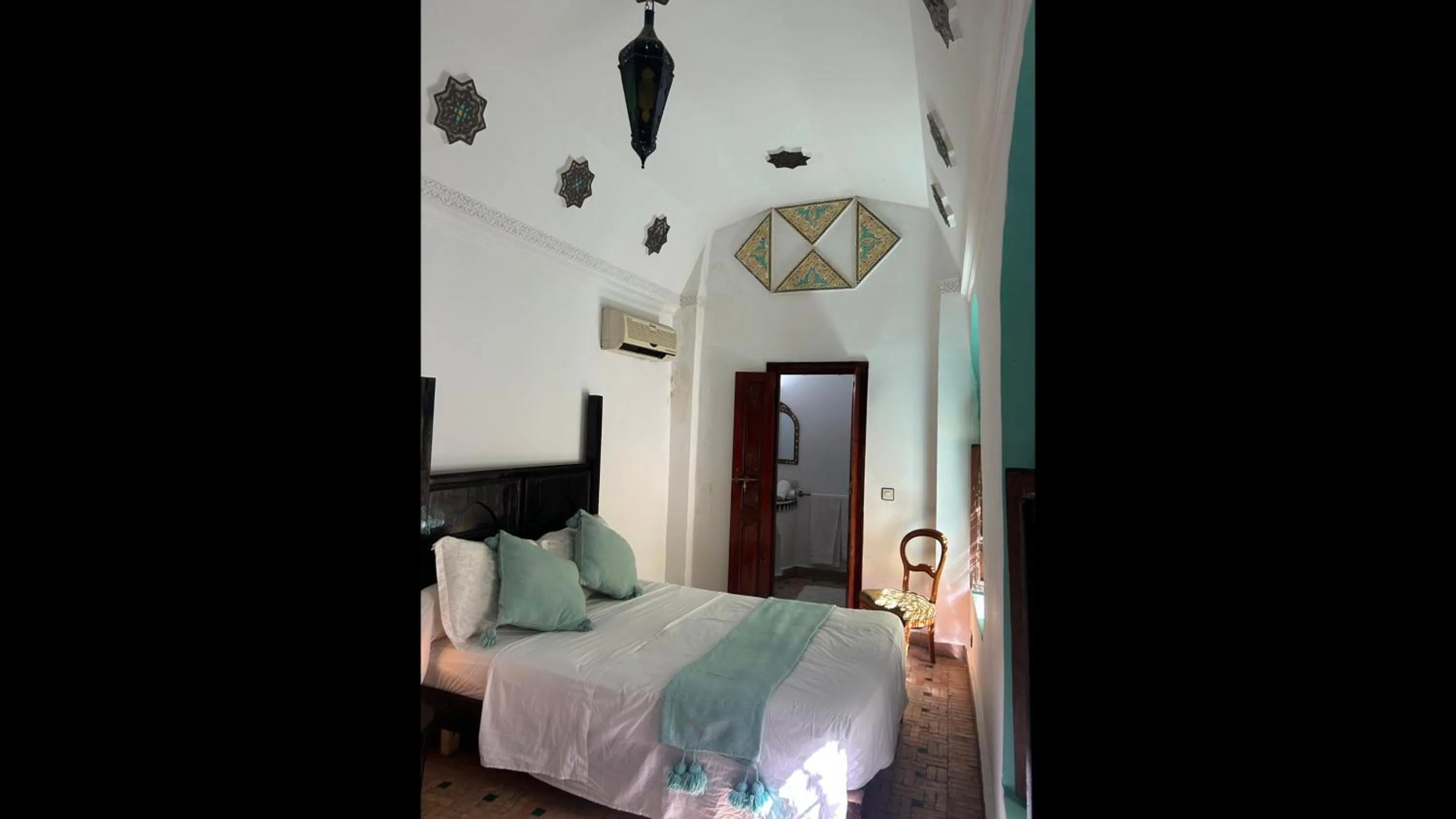 Bed in Riad le dromadaire bleu by Weekome