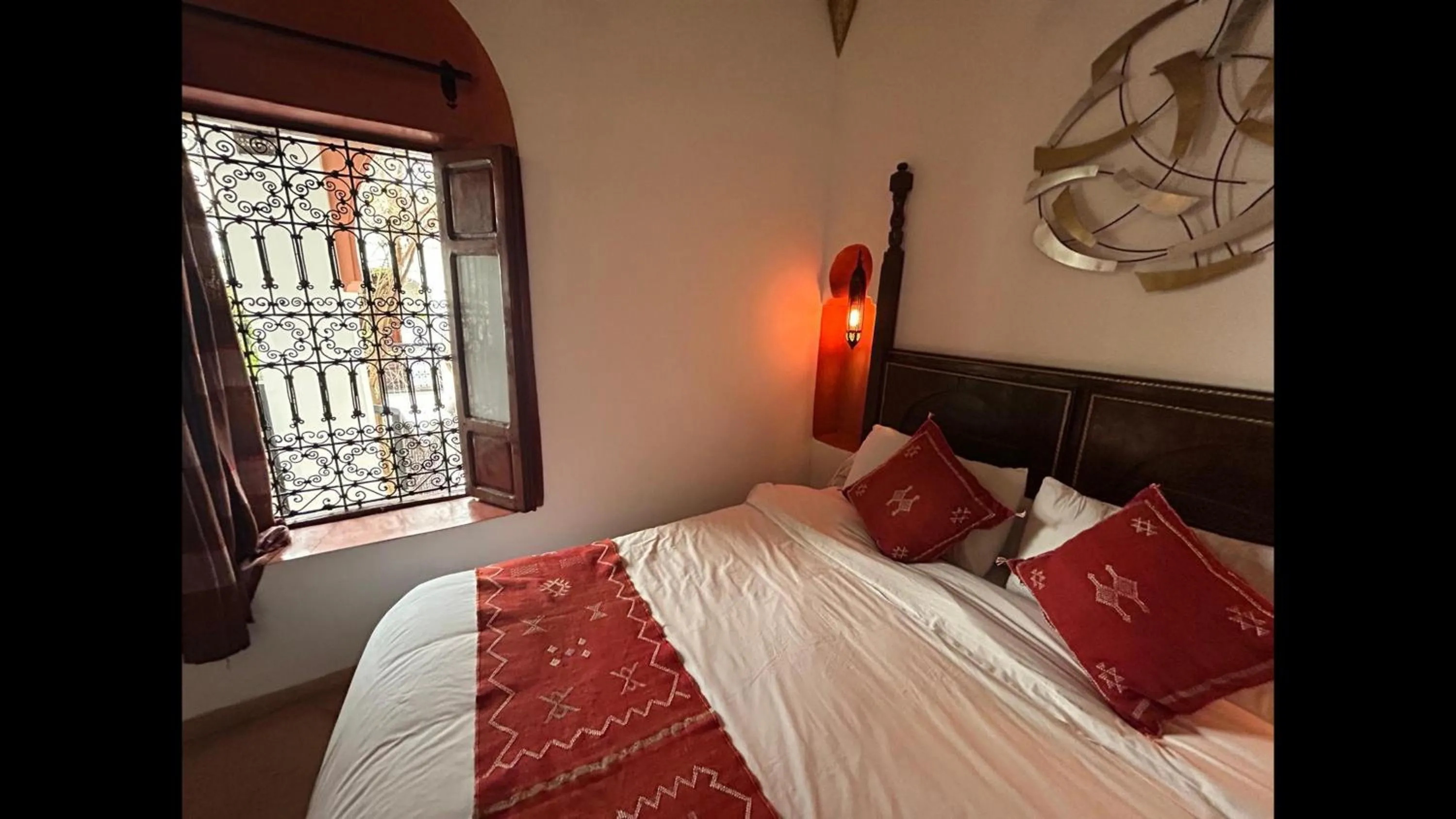 Bed in Riad le dromadaire bleu by Weekome