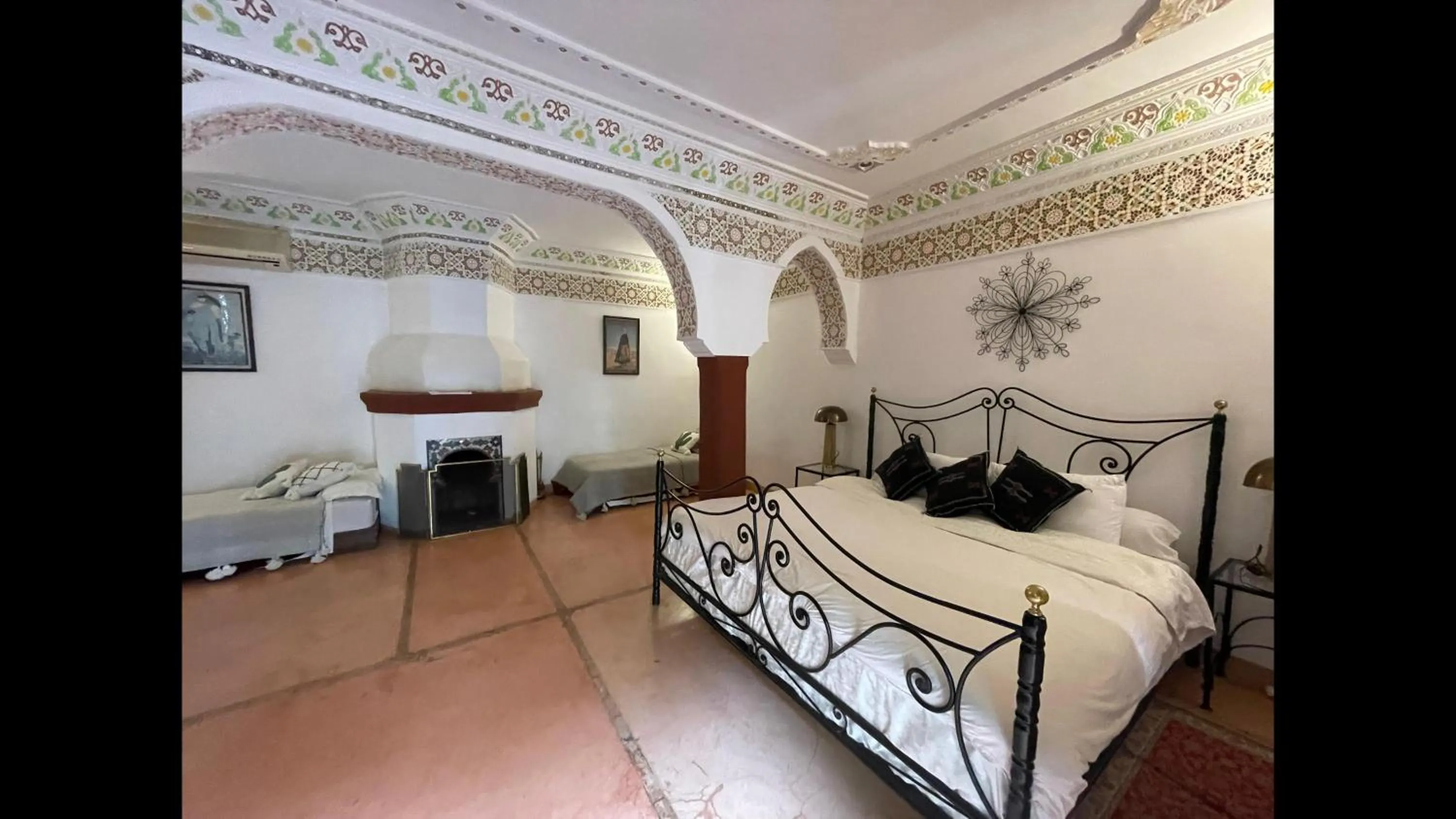 Bed in Riad le dromadaire bleu by Weekome