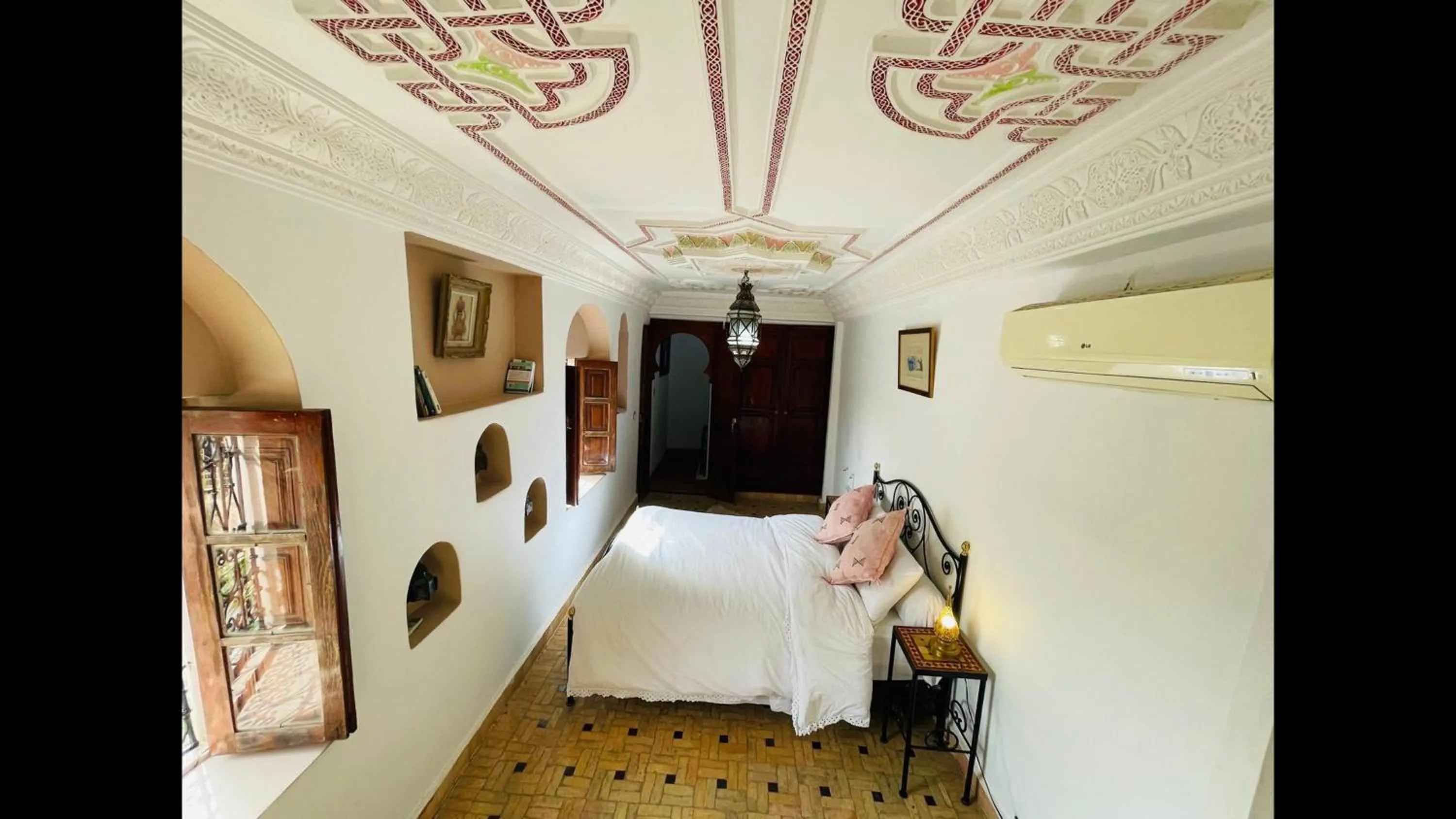 Bed in Riad le dromadaire bleu by Weekome