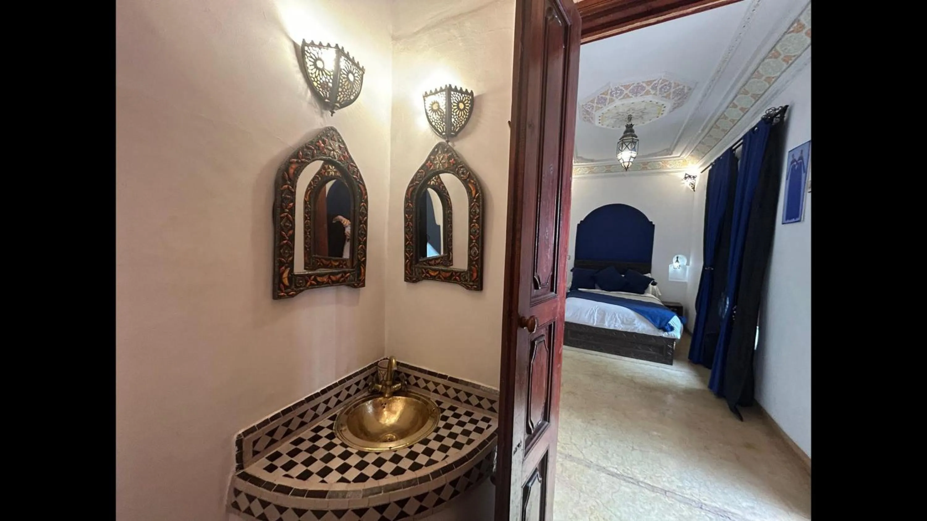 Bed in Riad le dromadaire bleu by Weekome