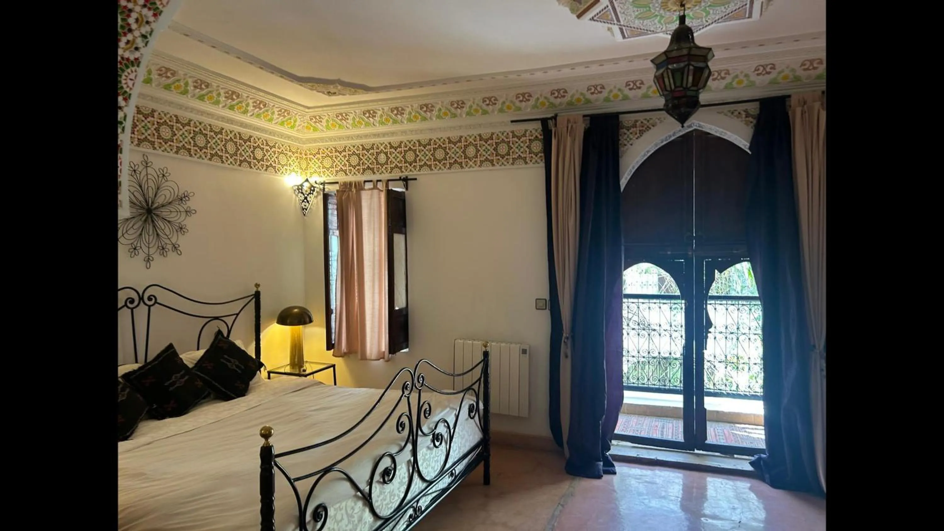 Bed in Riad le dromadaire bleu by Weekome
