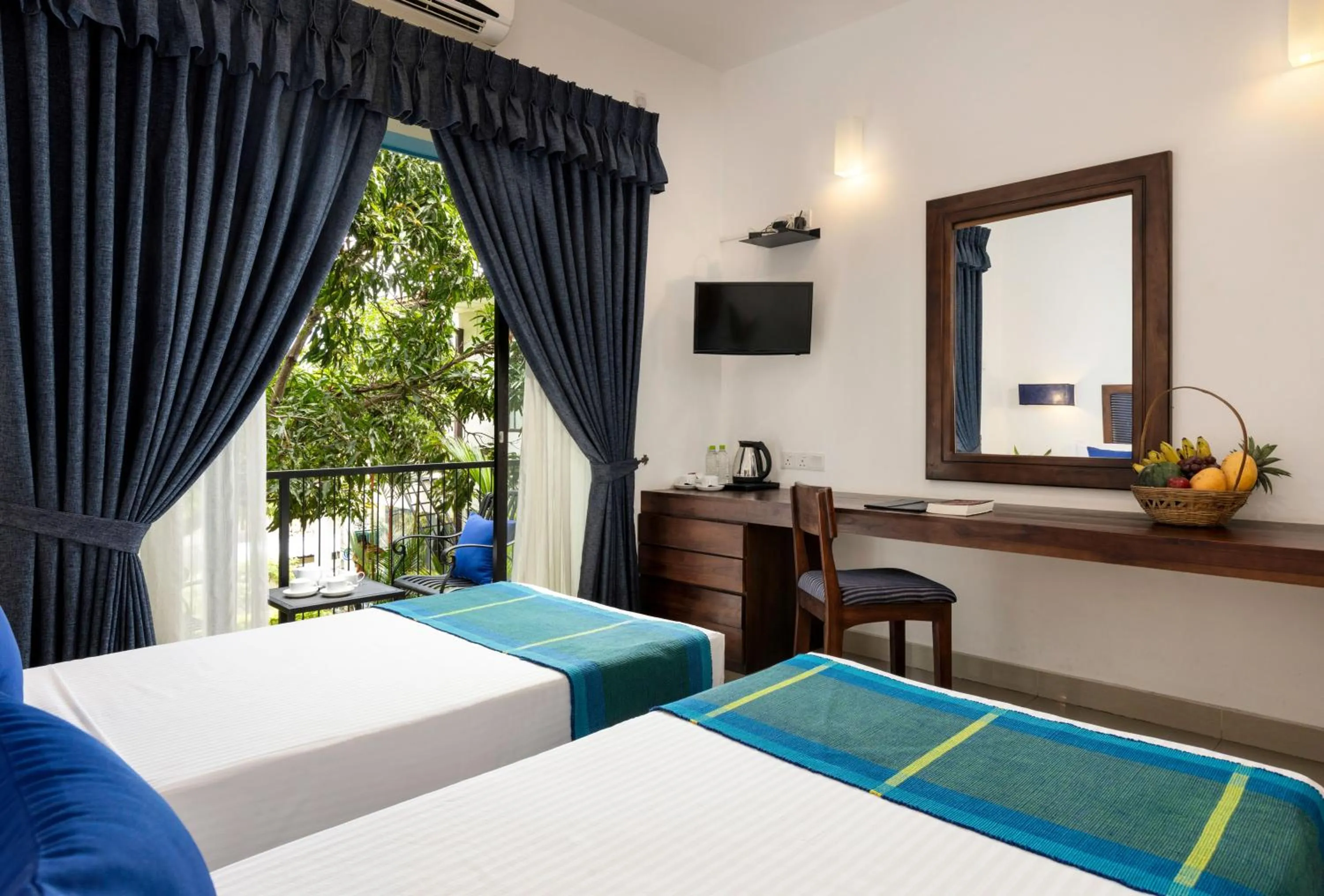 Balcony/Terrace, Bed in The Blue Wave Hotel