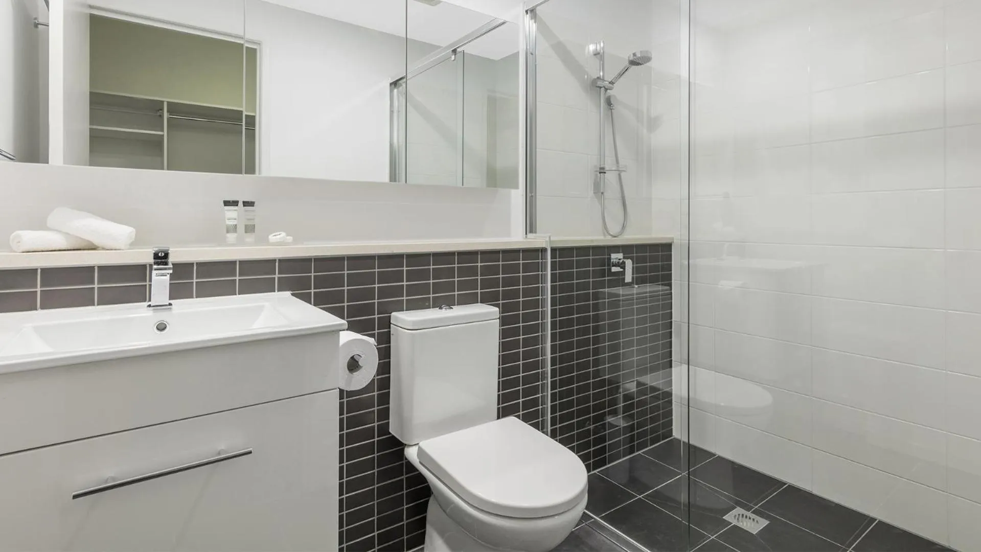 Shower in Oaks Brisbane Woolloongabba Suites