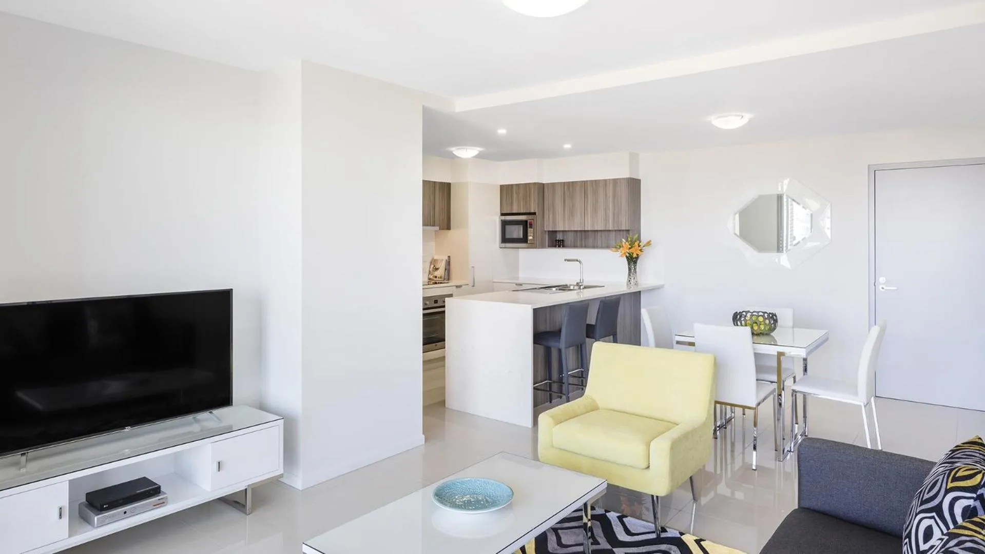 TV and multimedia in Oaks Brisbane Woolloongabba Suites