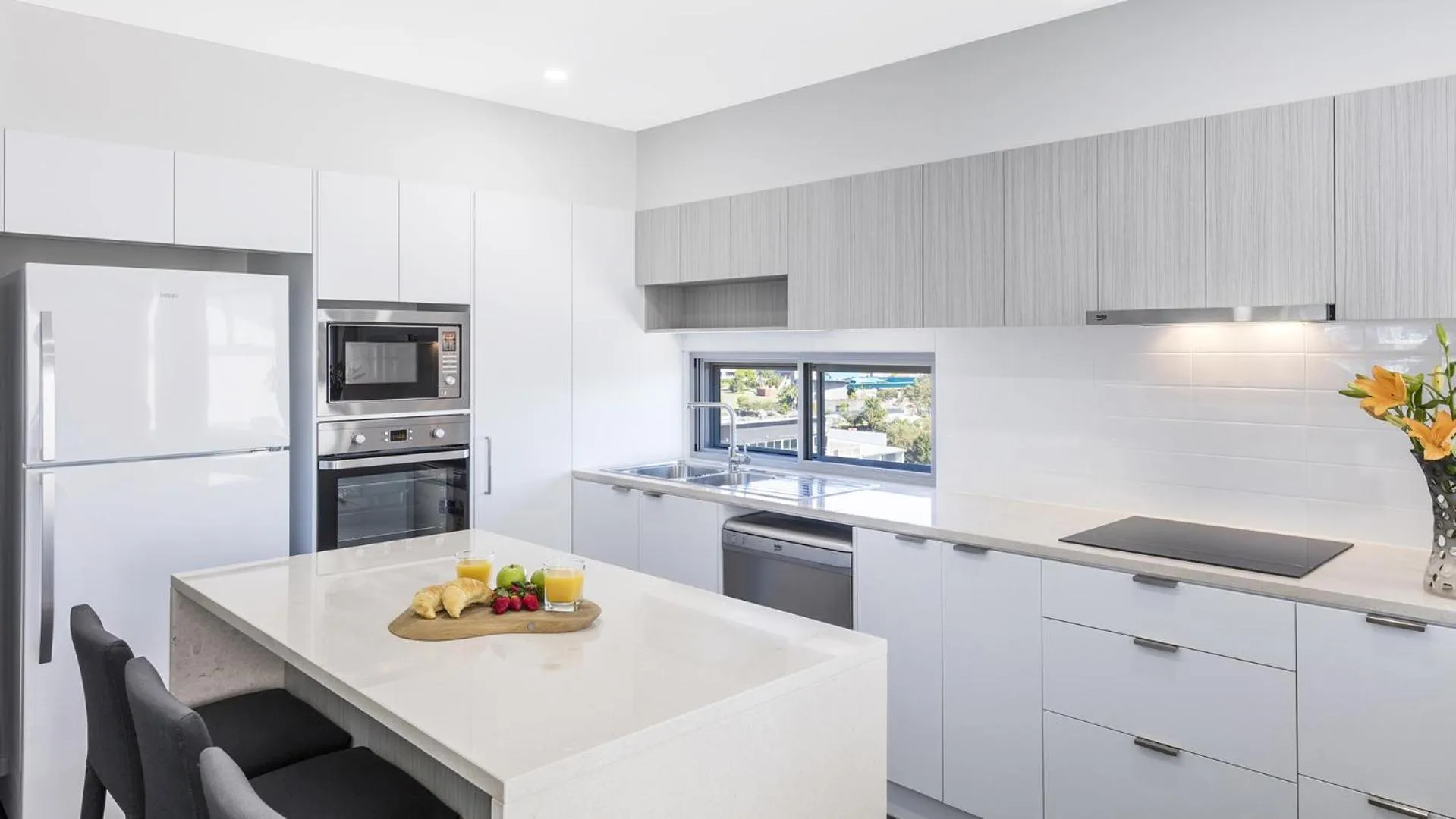 Kitchen or kitchenette in Oaks Brisbane Woolloongabba Suites