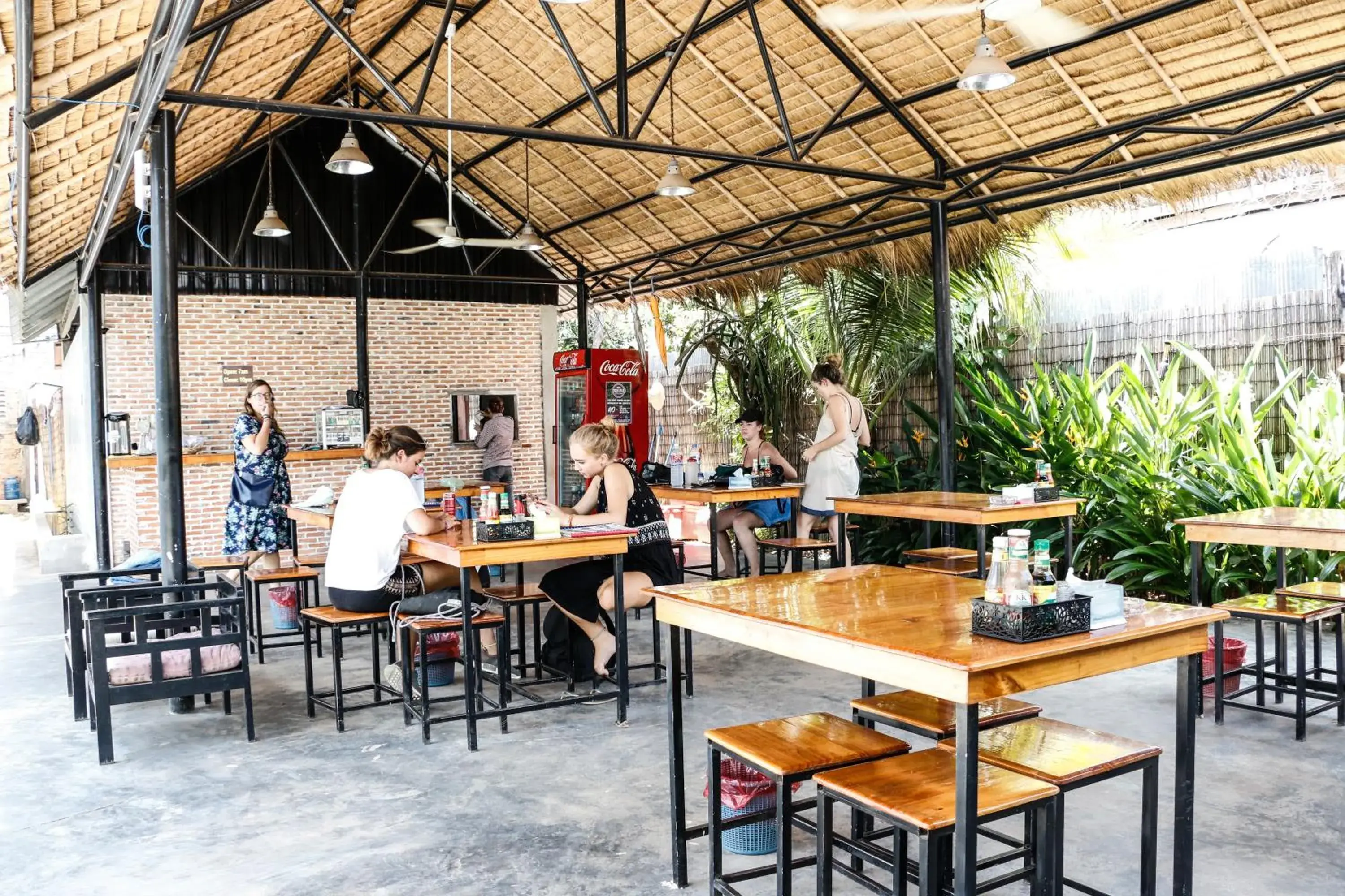 Restaurant/places to eat in Pool Party Hostel Restaurant/places to eat in Pool Party Hostel