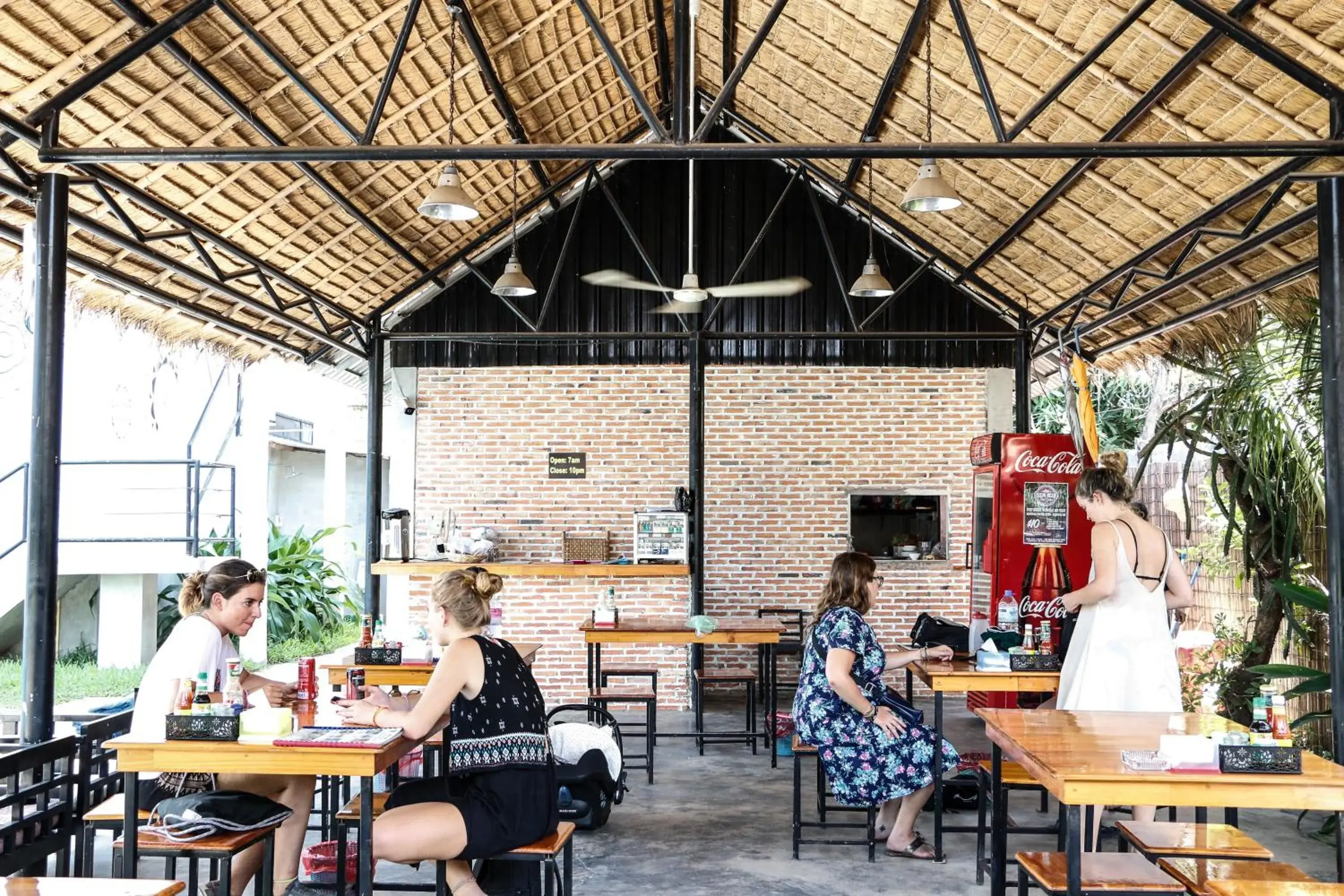 Restaurant/places to eat in Pool Party Hostel Restaurant/places to eat in Pool Party Hostel