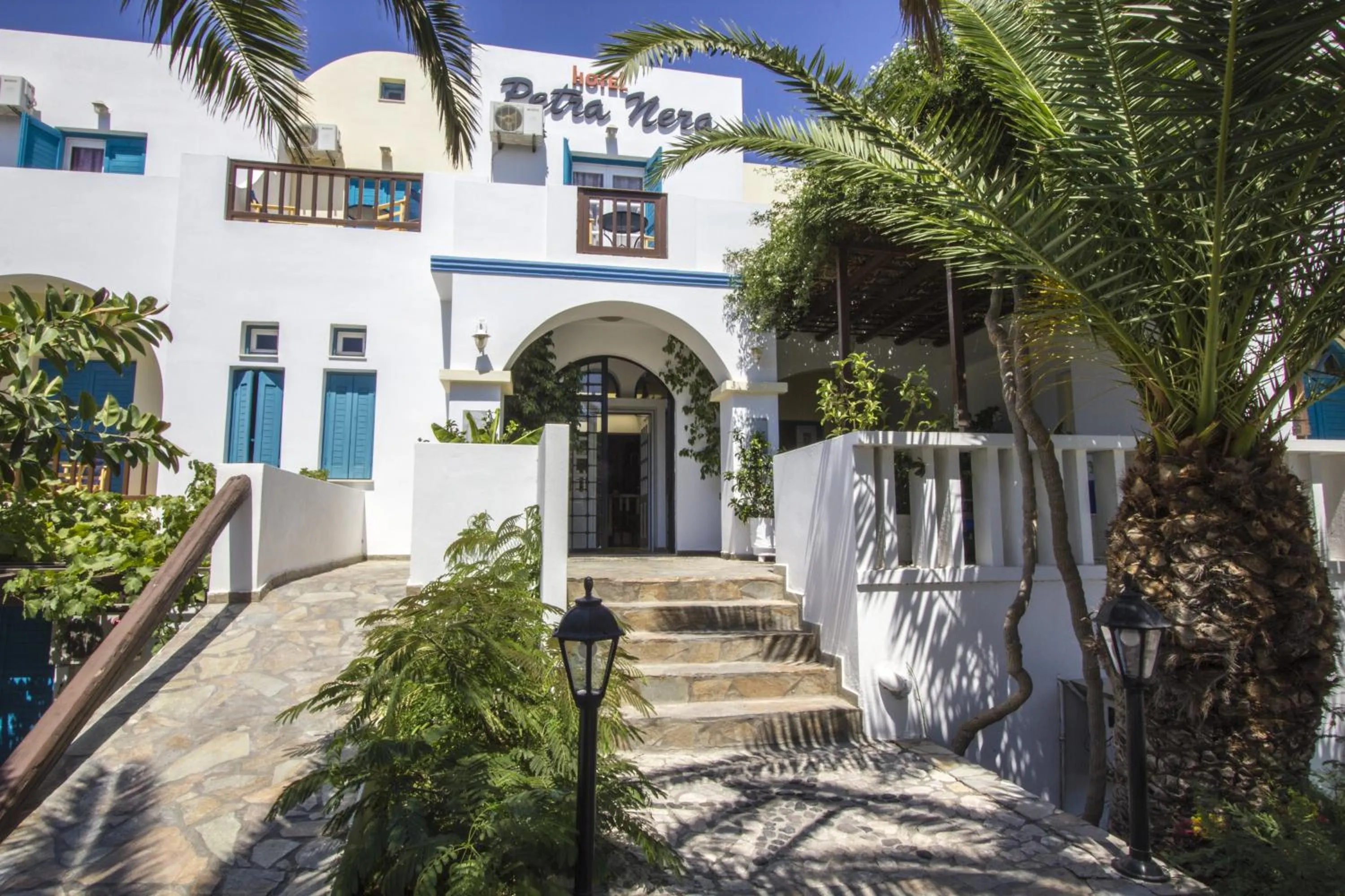 Facade/entrance in Petra Nera