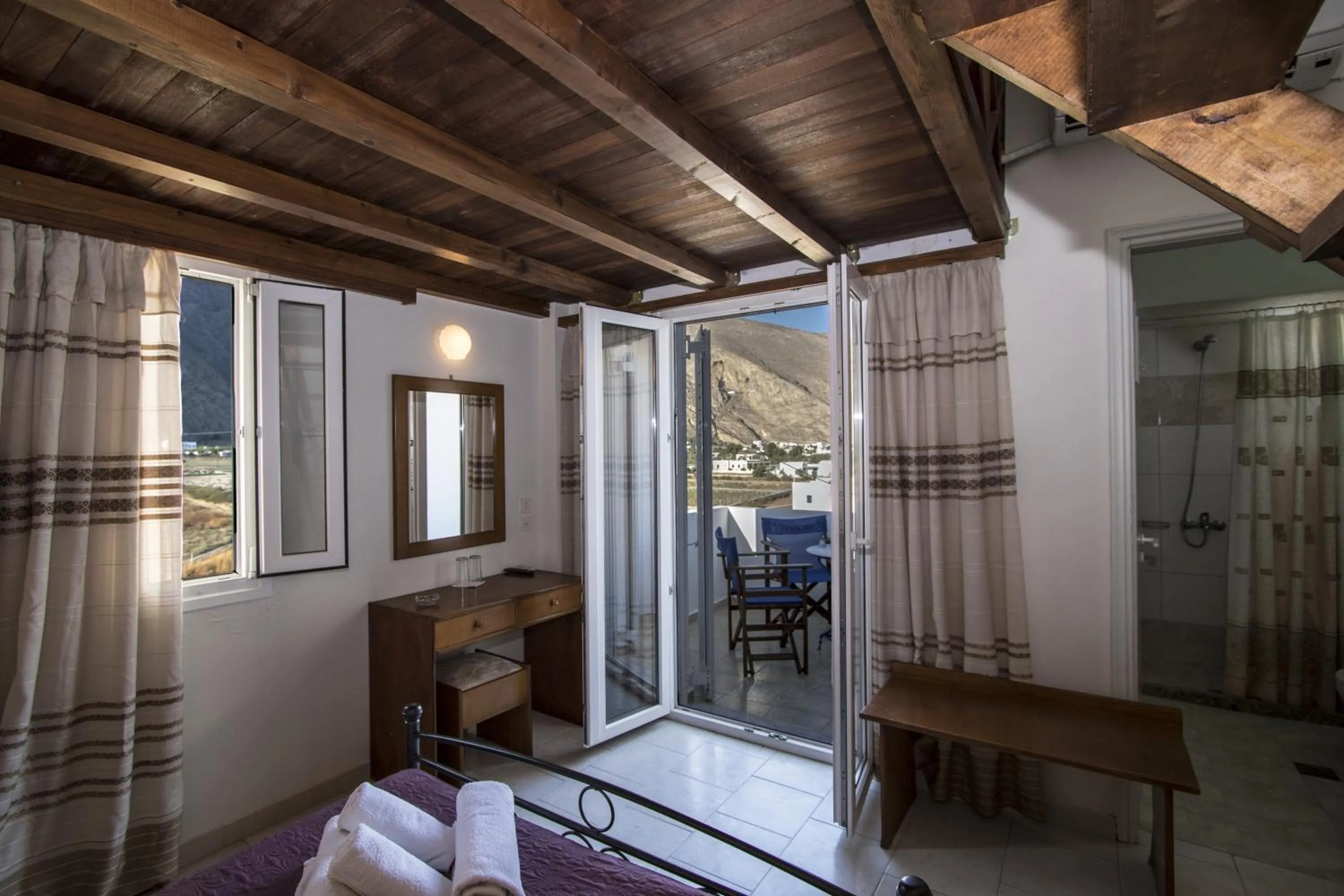 Decorative detail, Bed in Petra Nera