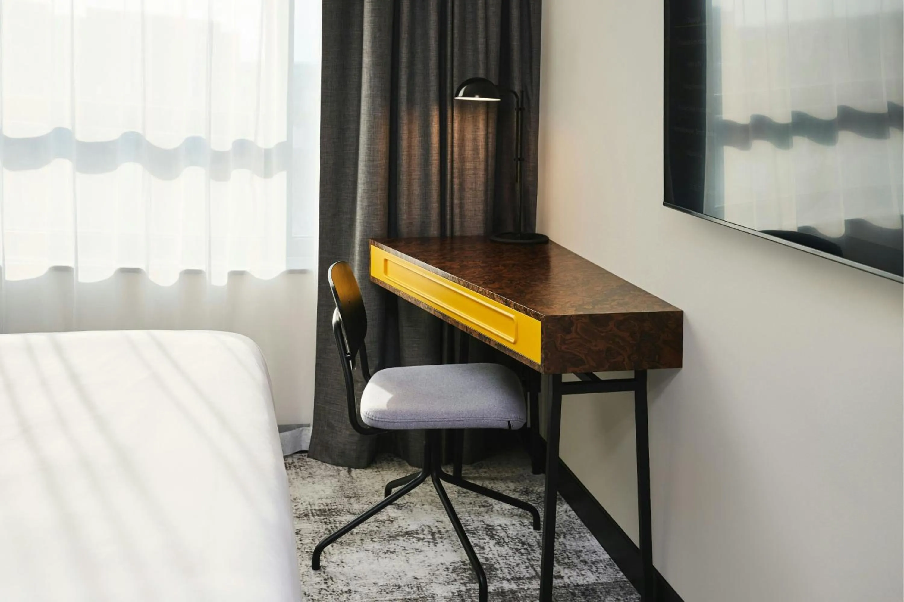 Photo of the whole room, Bed in Four Points by Sheraton Wroclaw