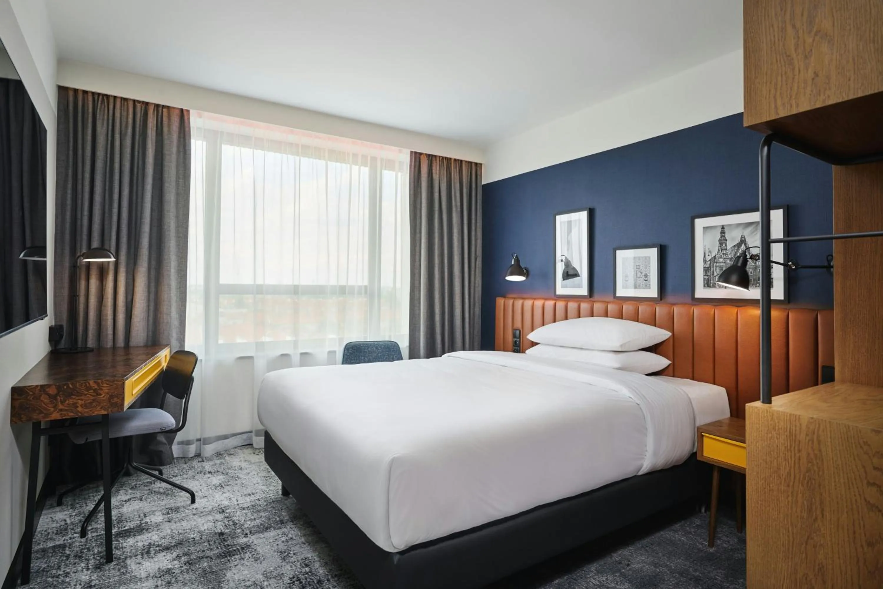 Photo of the whole room, Bed in Four Points by Sheraton Wroclaw