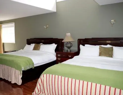 King Room with Two King Beds in Wellington House Bed and Breakfast King Room with Two King Beds in Wellington House Bed and Breakfast