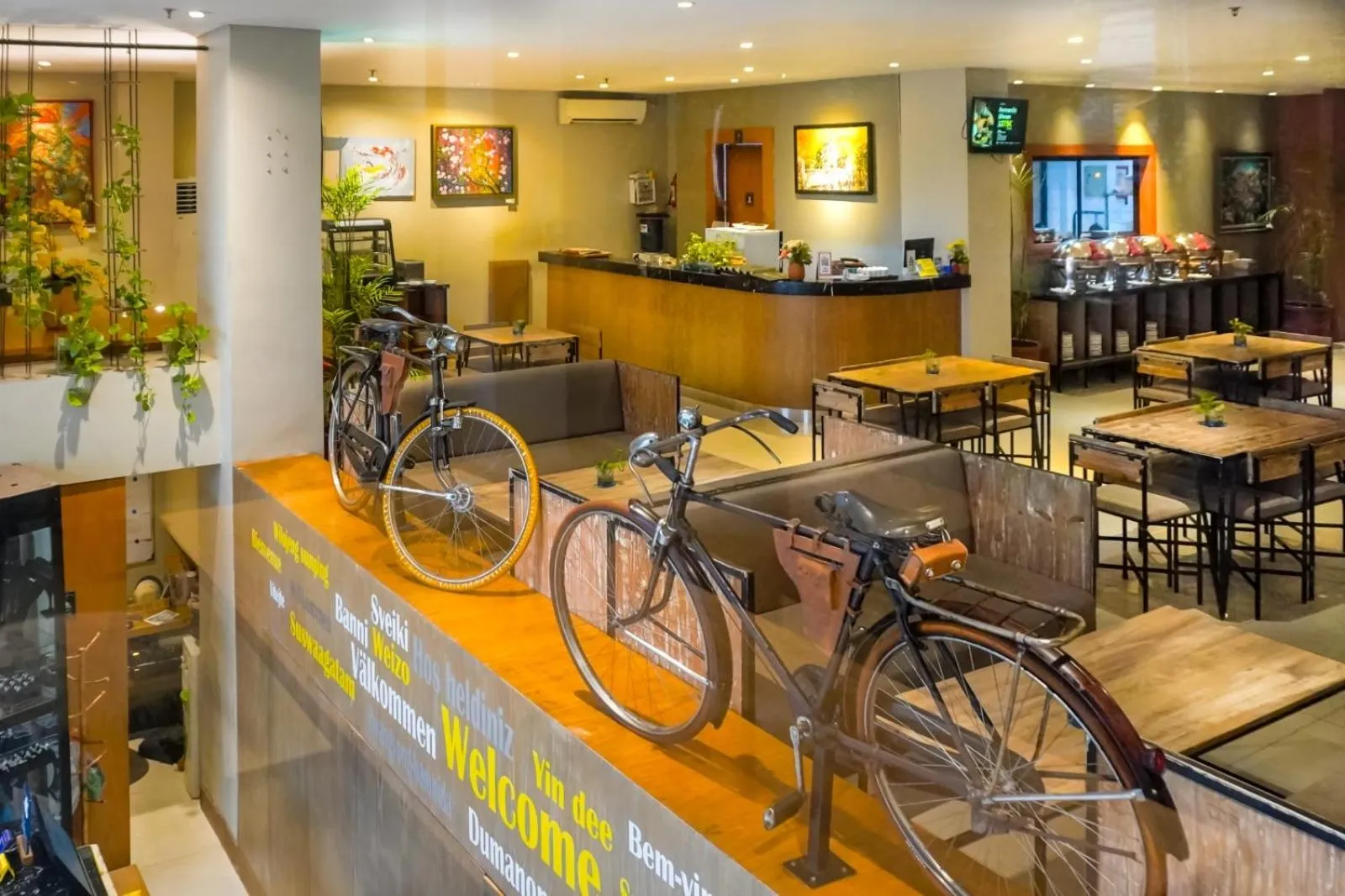 Restaurant/places to eat in Yellow Star Ambarukmo Hotel