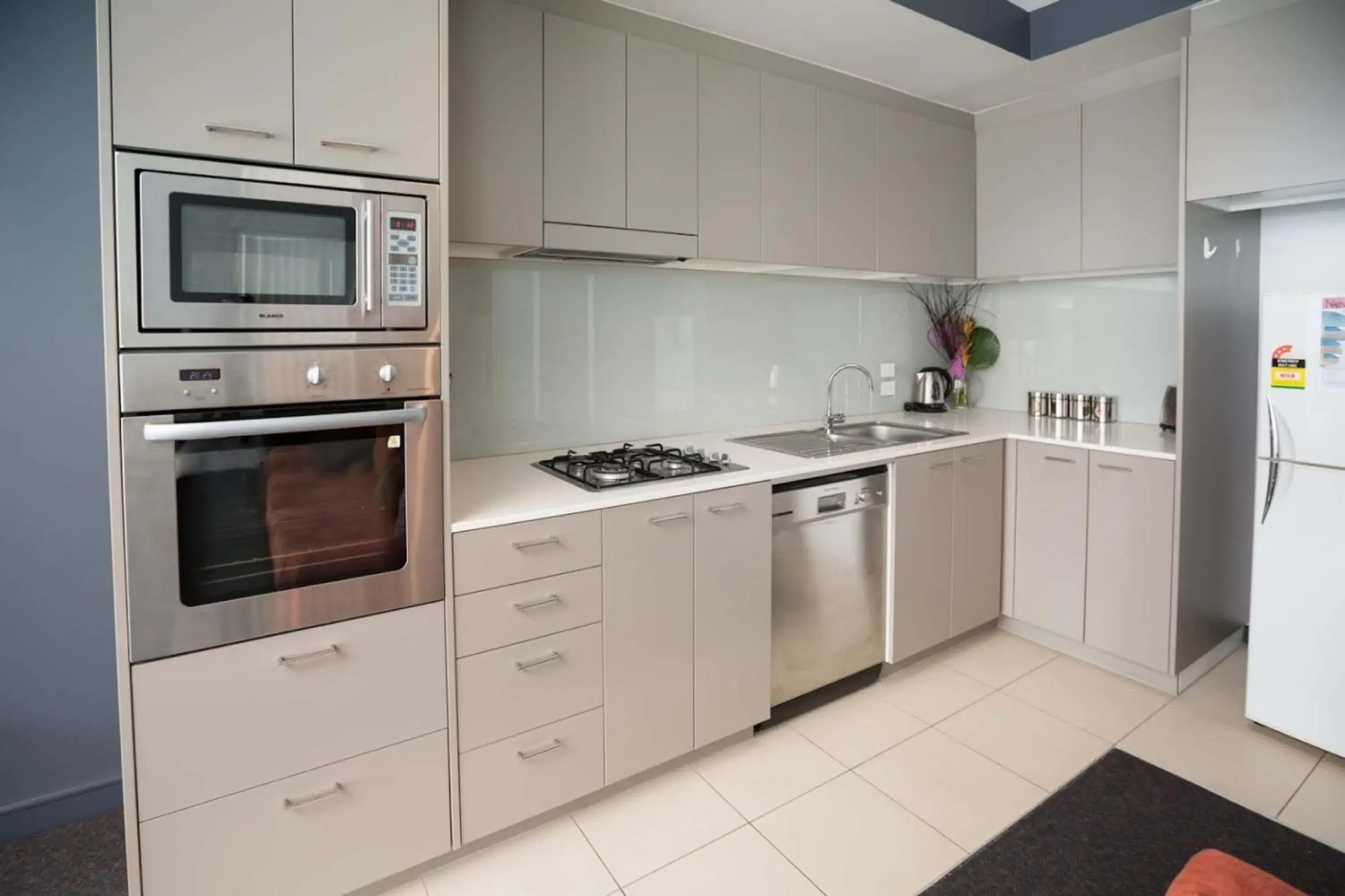 Coffee/tea facilities in Honeysuckle Executive Suites Coffee/tea facilities in Honeysuckle Executive Suites