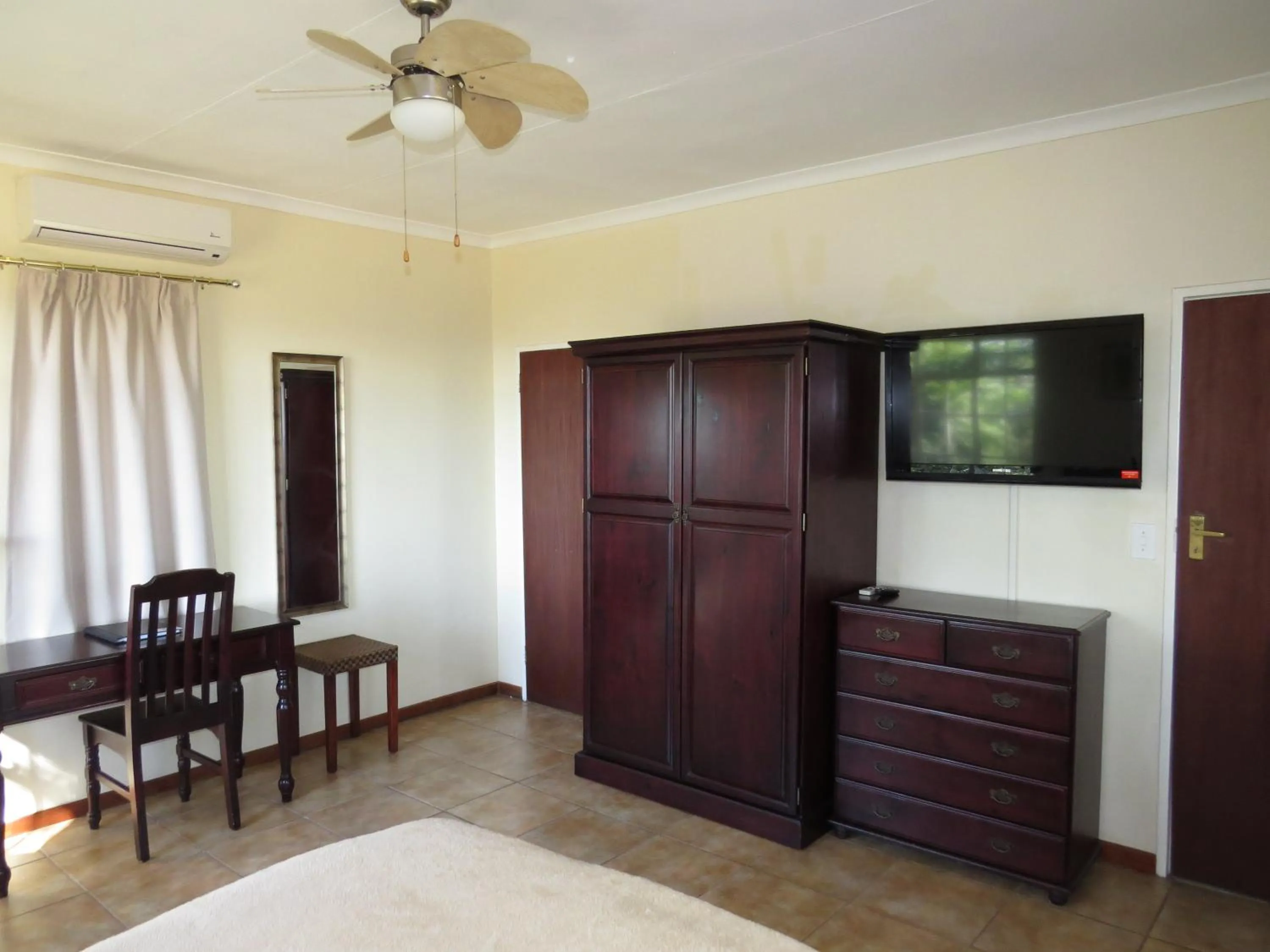 Bedroom, Bed in White House Lodge
