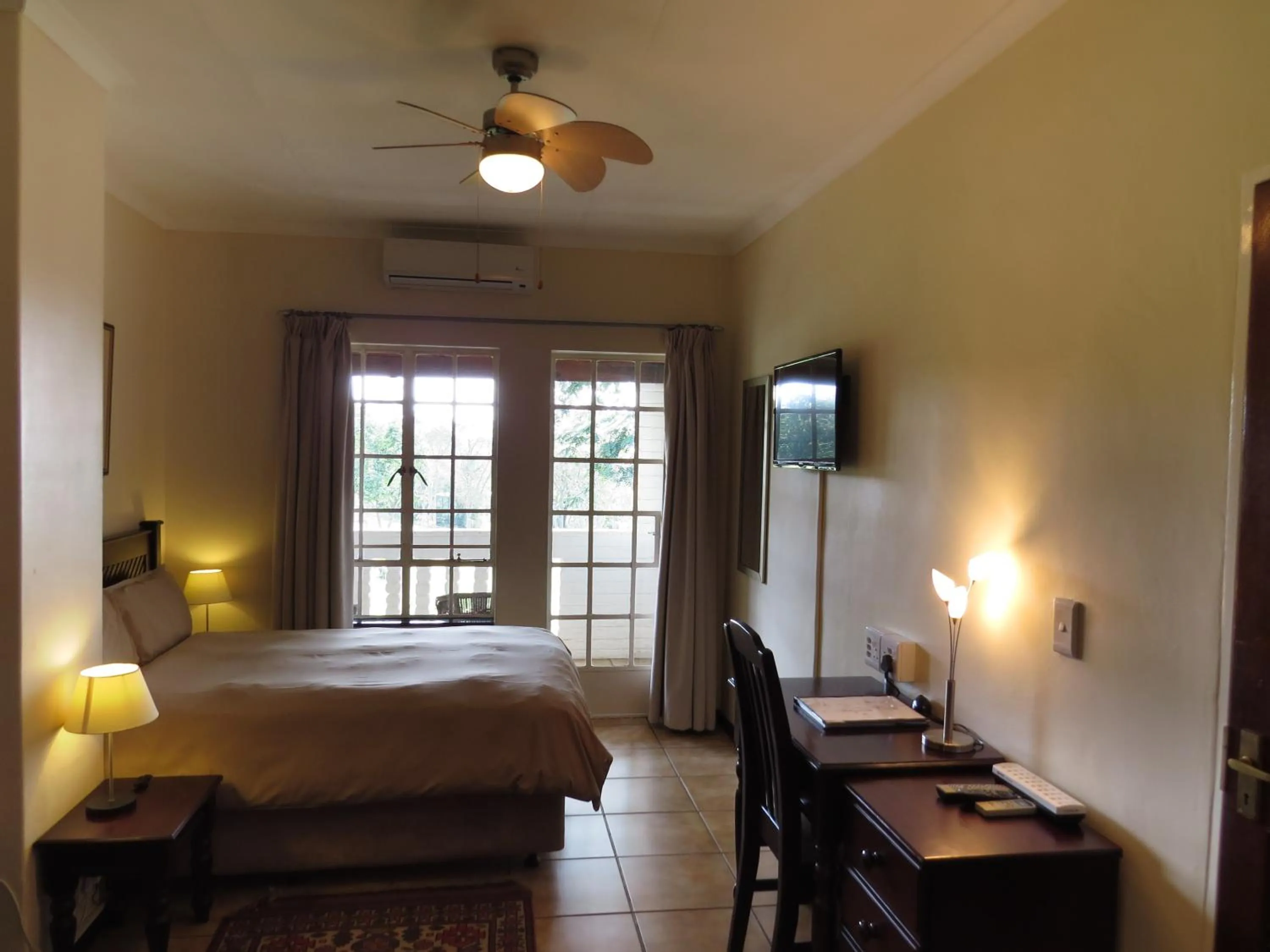 Photo of the whole room, Bed in White House Lodge