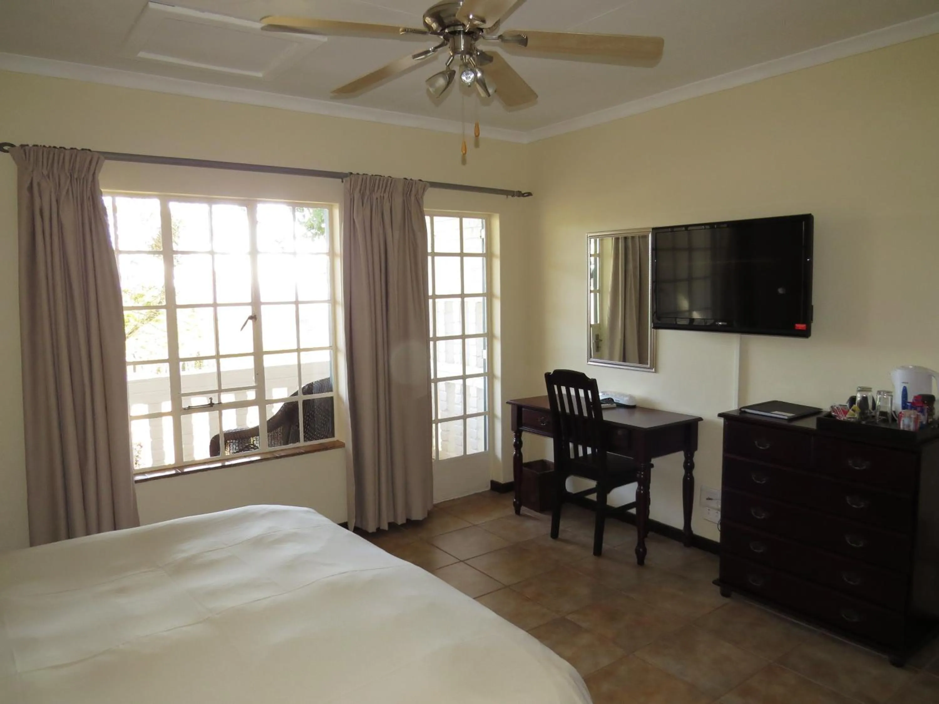 Bedroom, Bed in White House Lodge