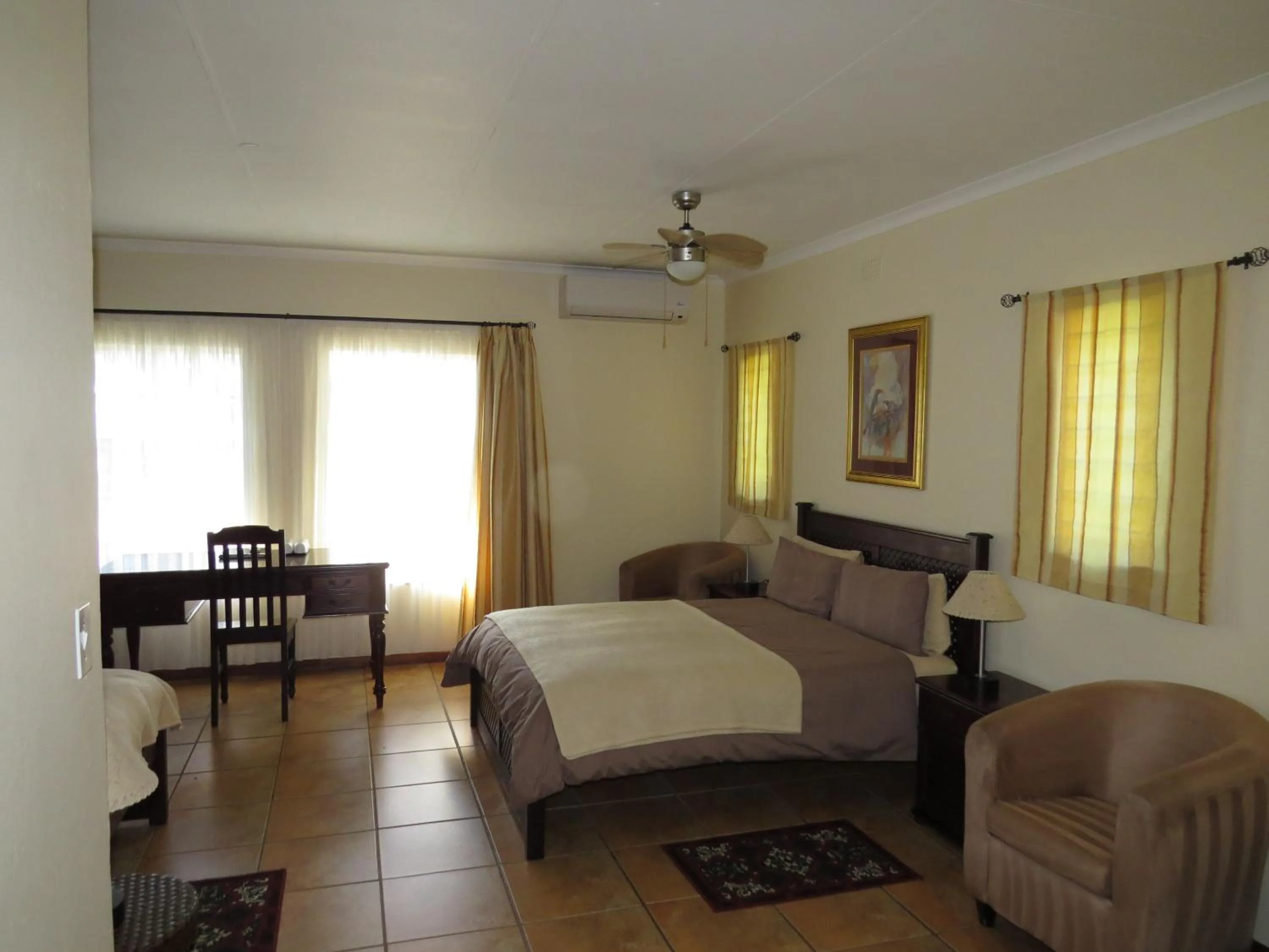 Bedroom, Bed in White House Lodge