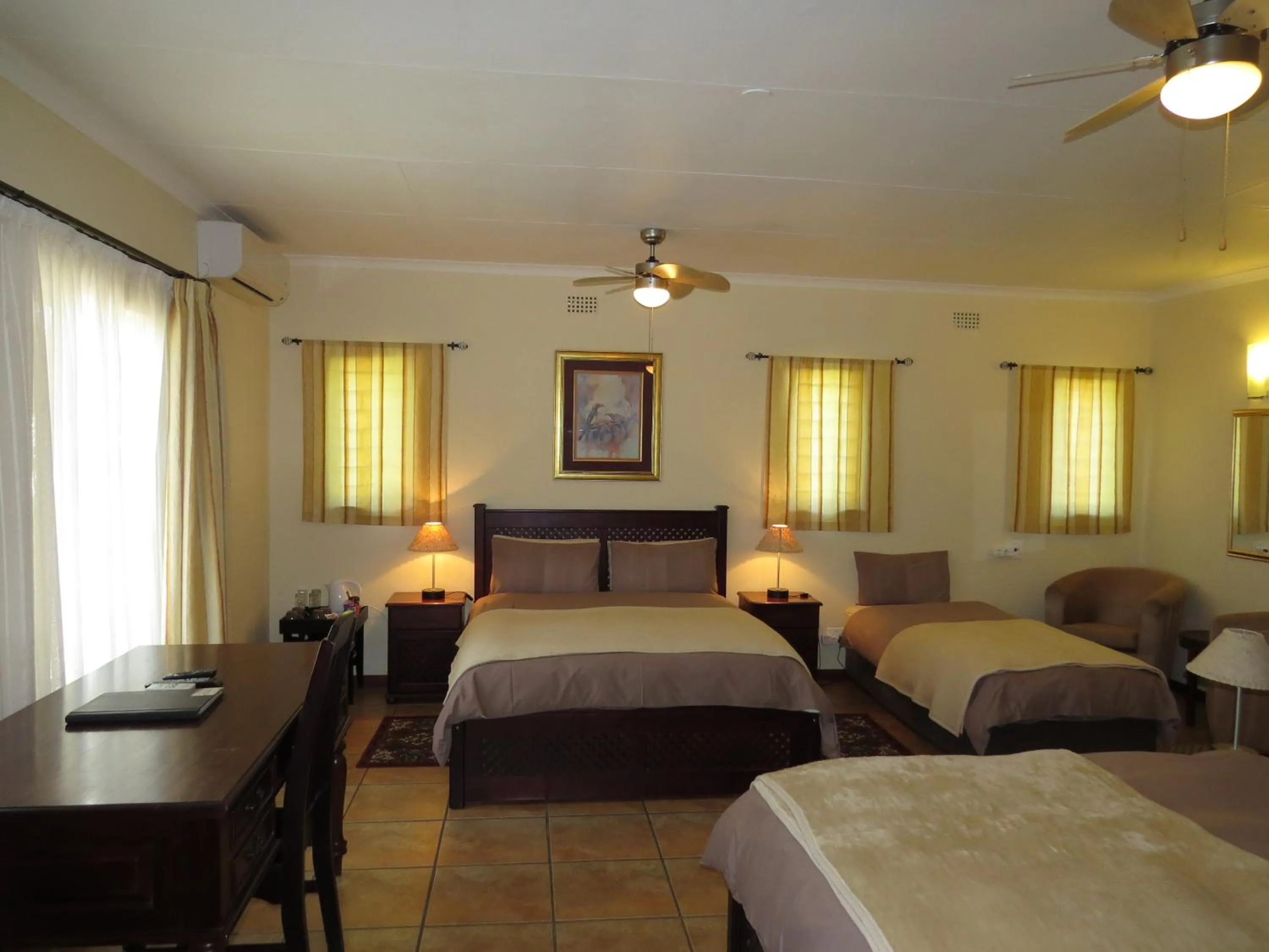 Photo of the whole room, Bed in White House Lodge