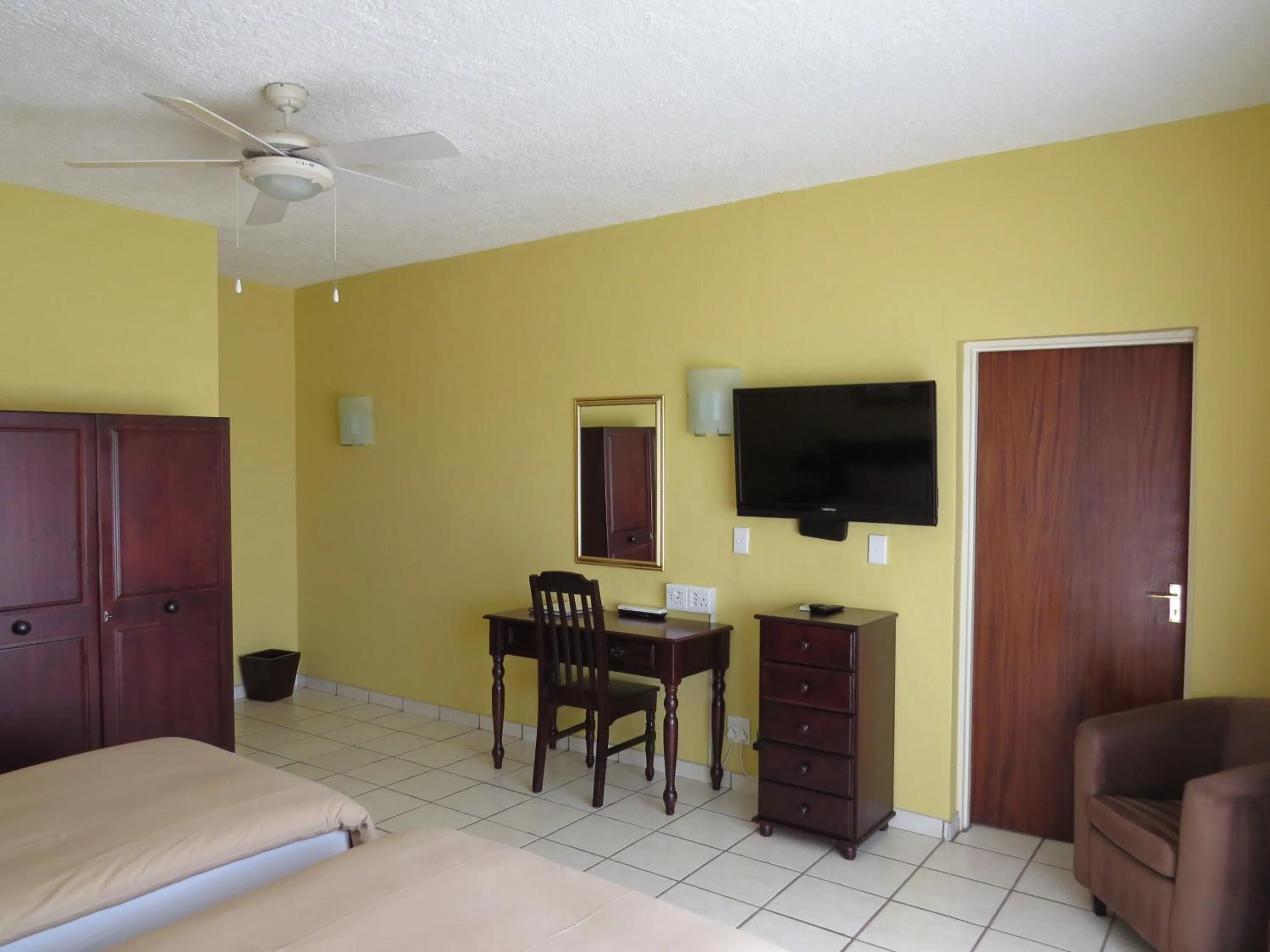 Photo of the whole room, Bed in White House Lodge