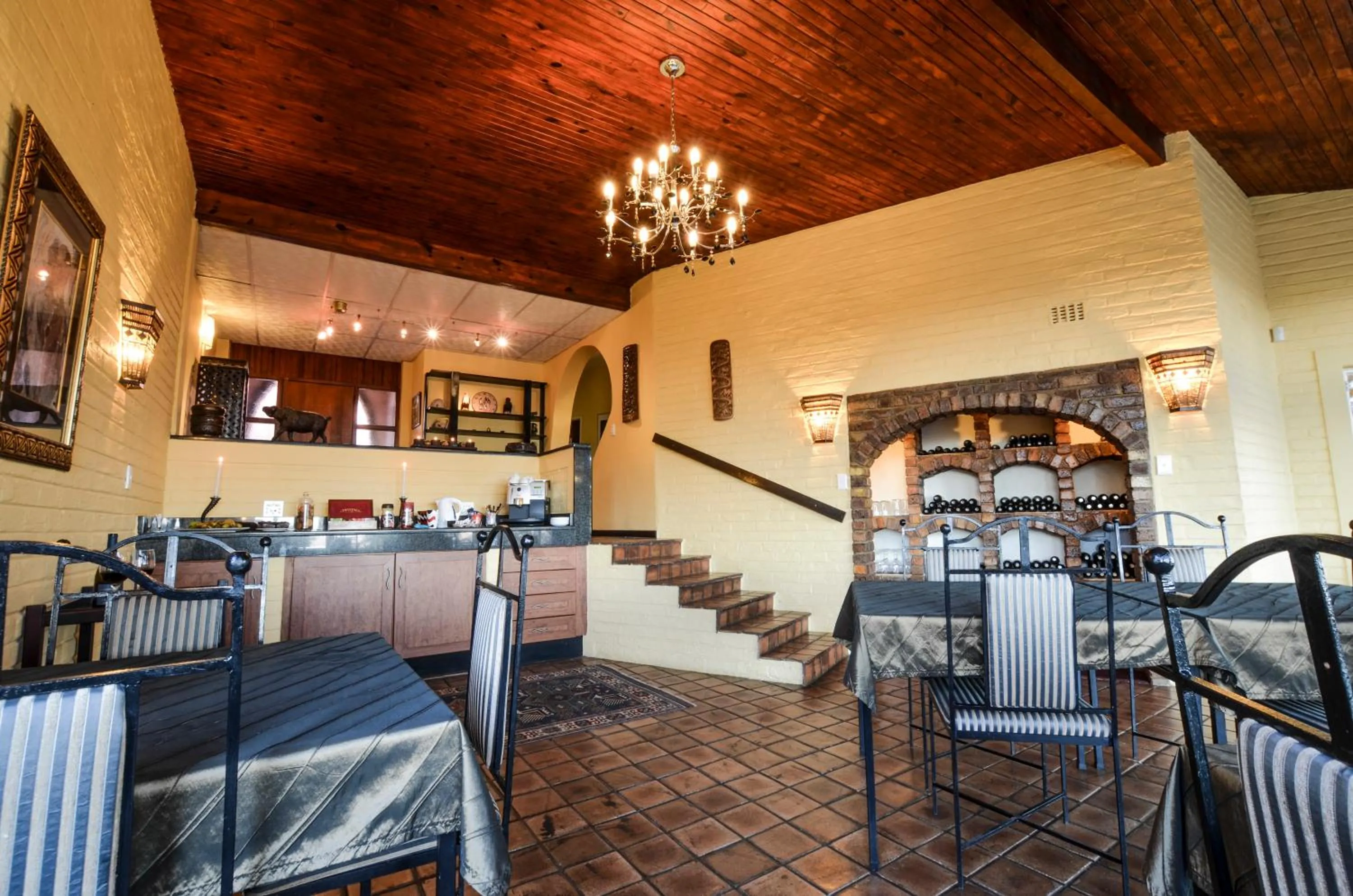 Restaurant/places to eat in White House Lodge