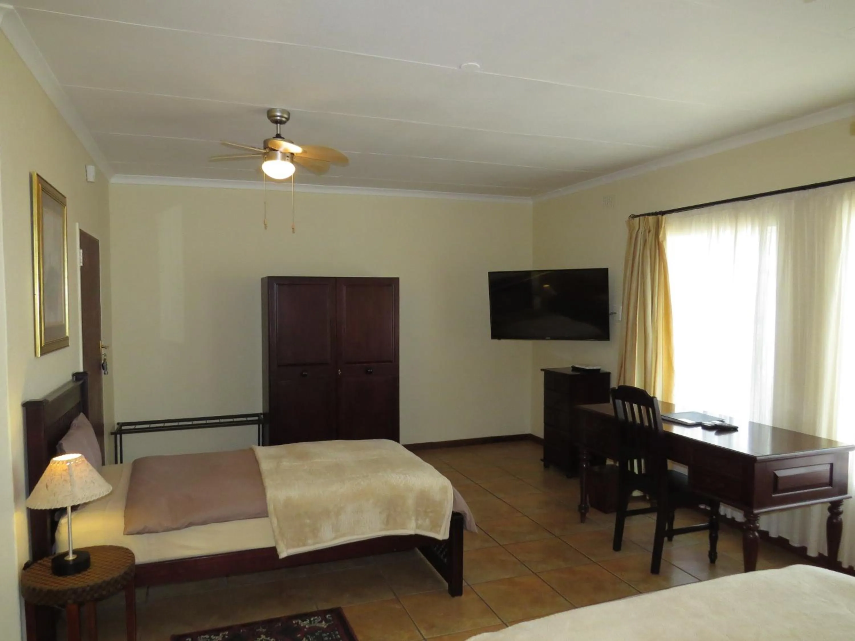 Photo of the whole room, Bed in White House Lodge