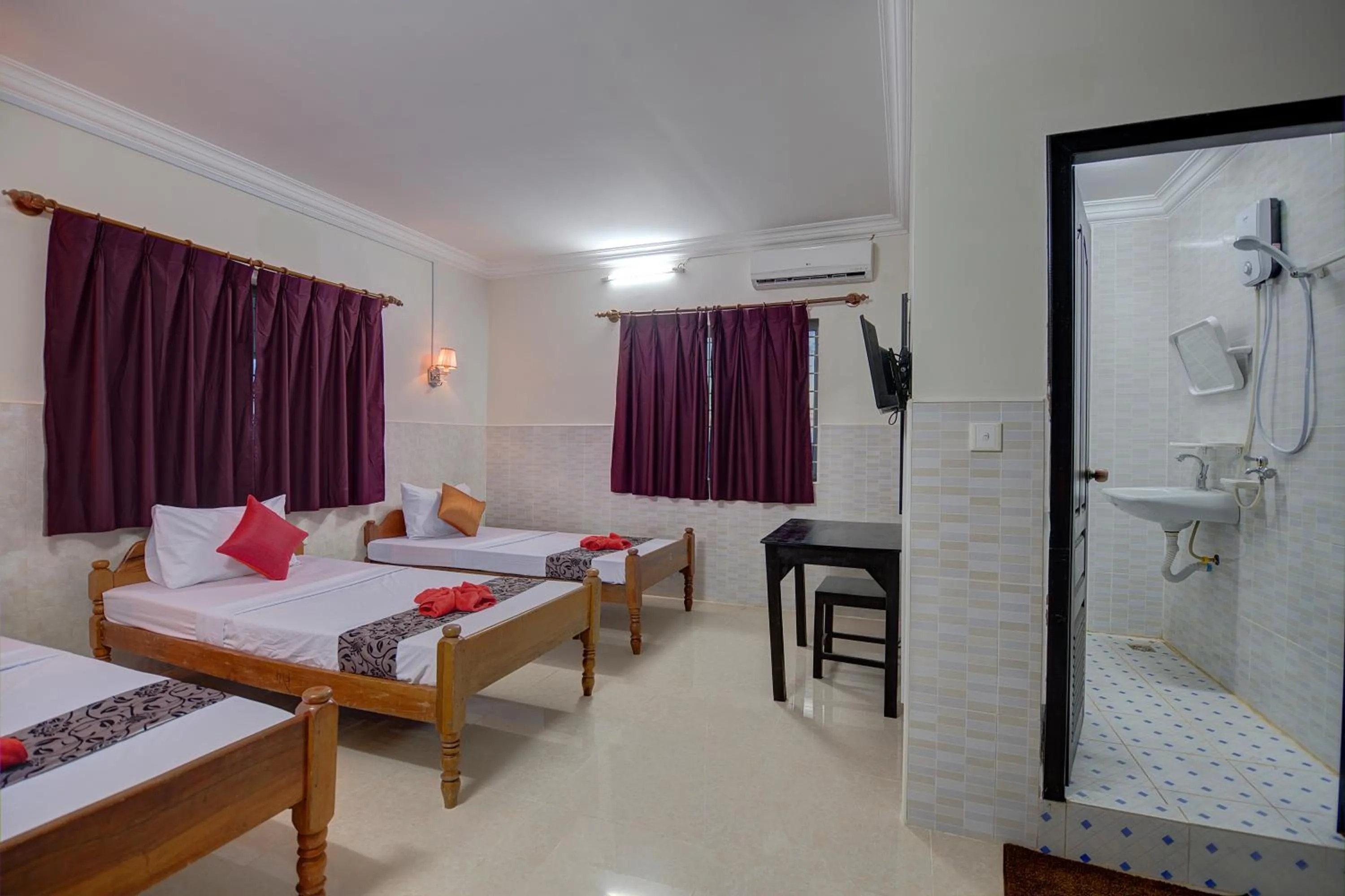 Photo of the whole room, Bed in Siem Reap Pub Hostel
