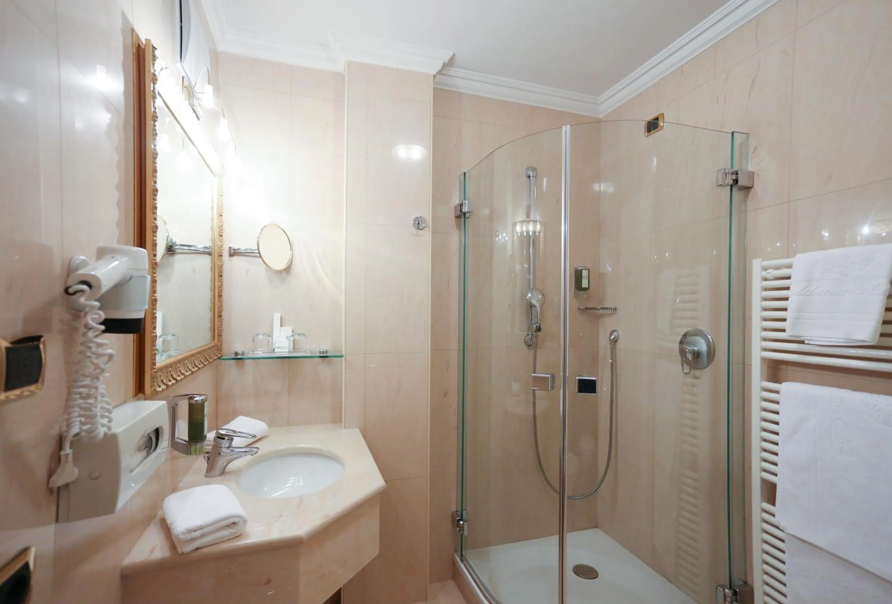 Bathroom in Cityhotel Goldener Adler B&B