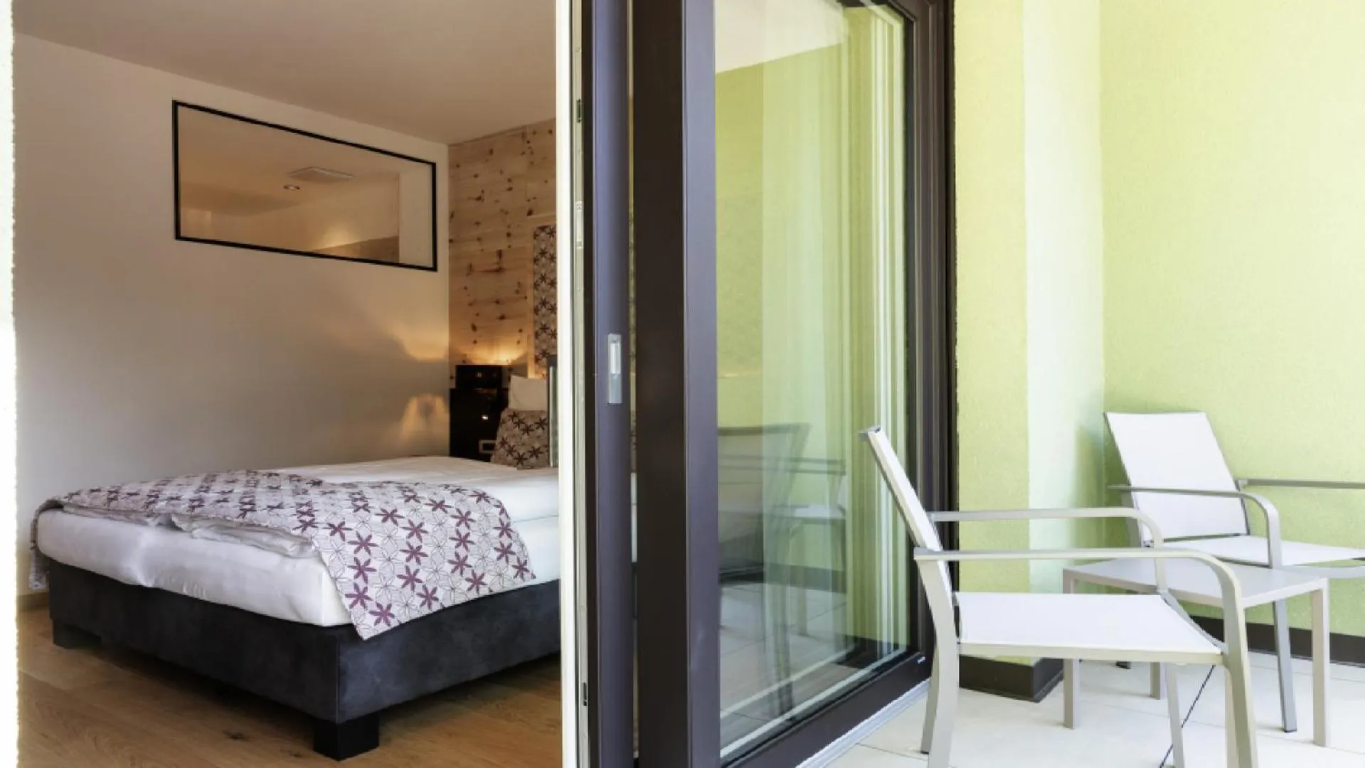 Balcony/Terrace, Bed in Cityhotel Goldener Adler B&B