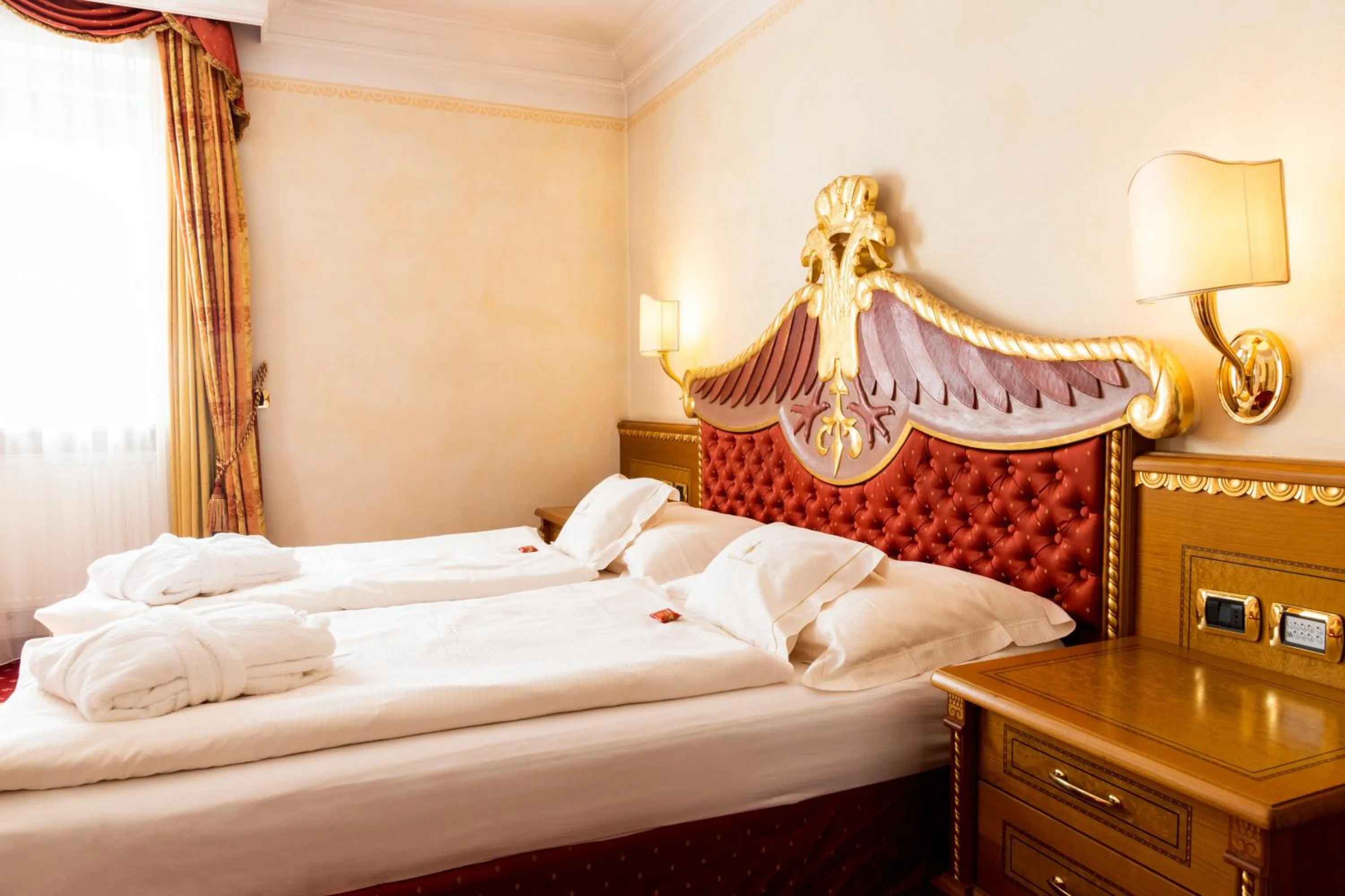 Bed in Cityhotel Goldener Adler B&B