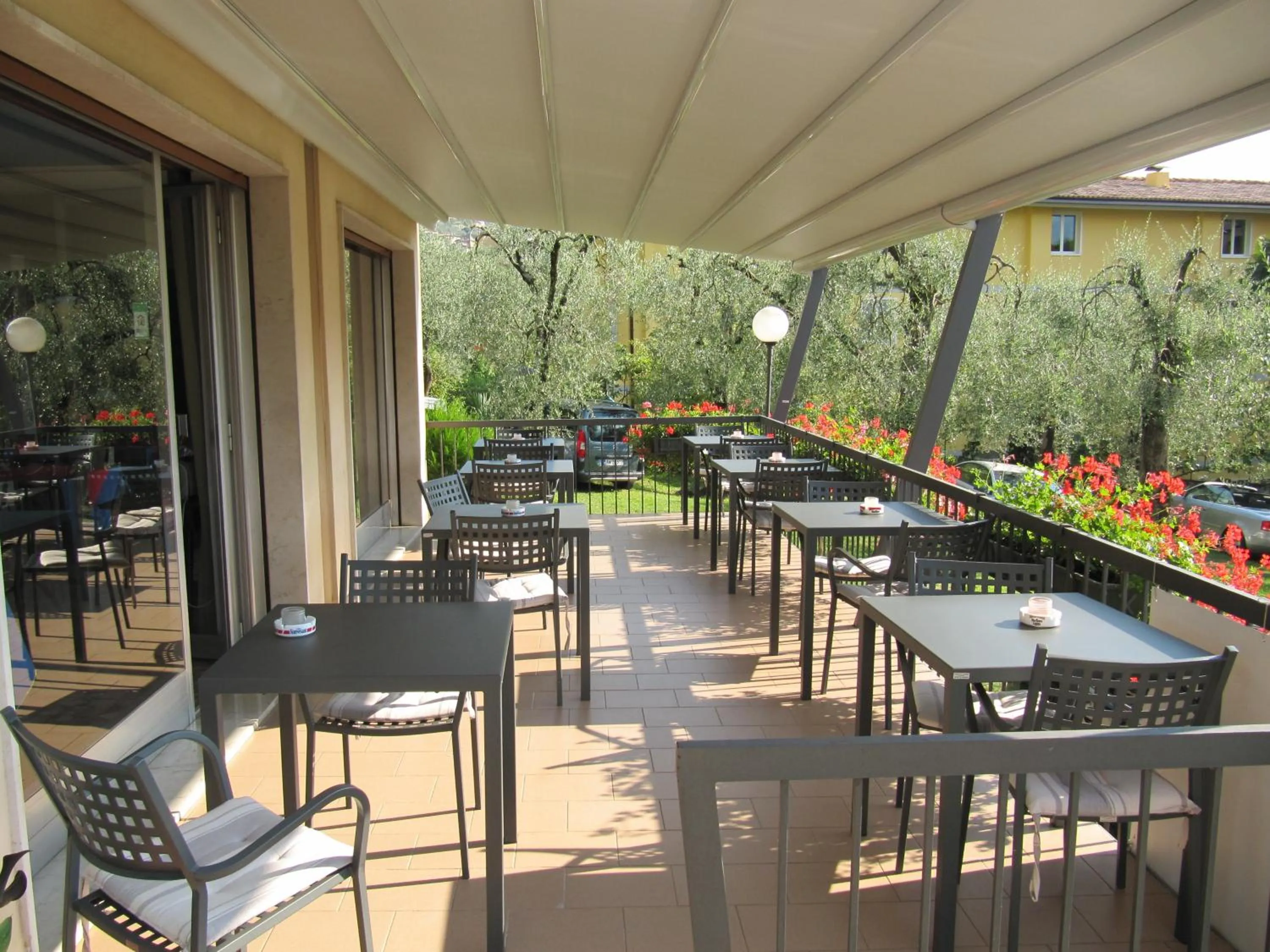 Restaurant/places to eat in Hotel Carlo