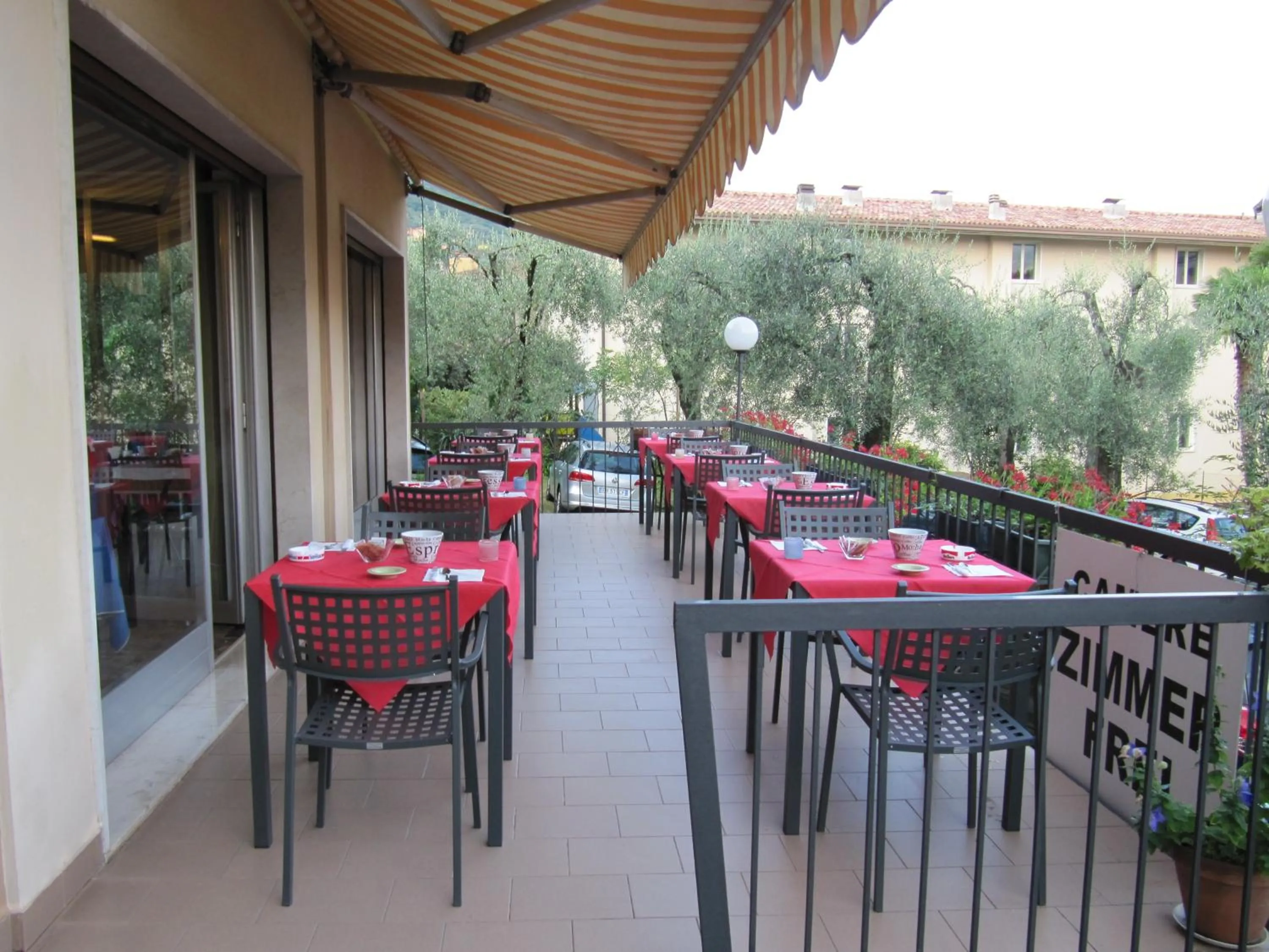 Restaurant/places to eat in Hotel Carlo