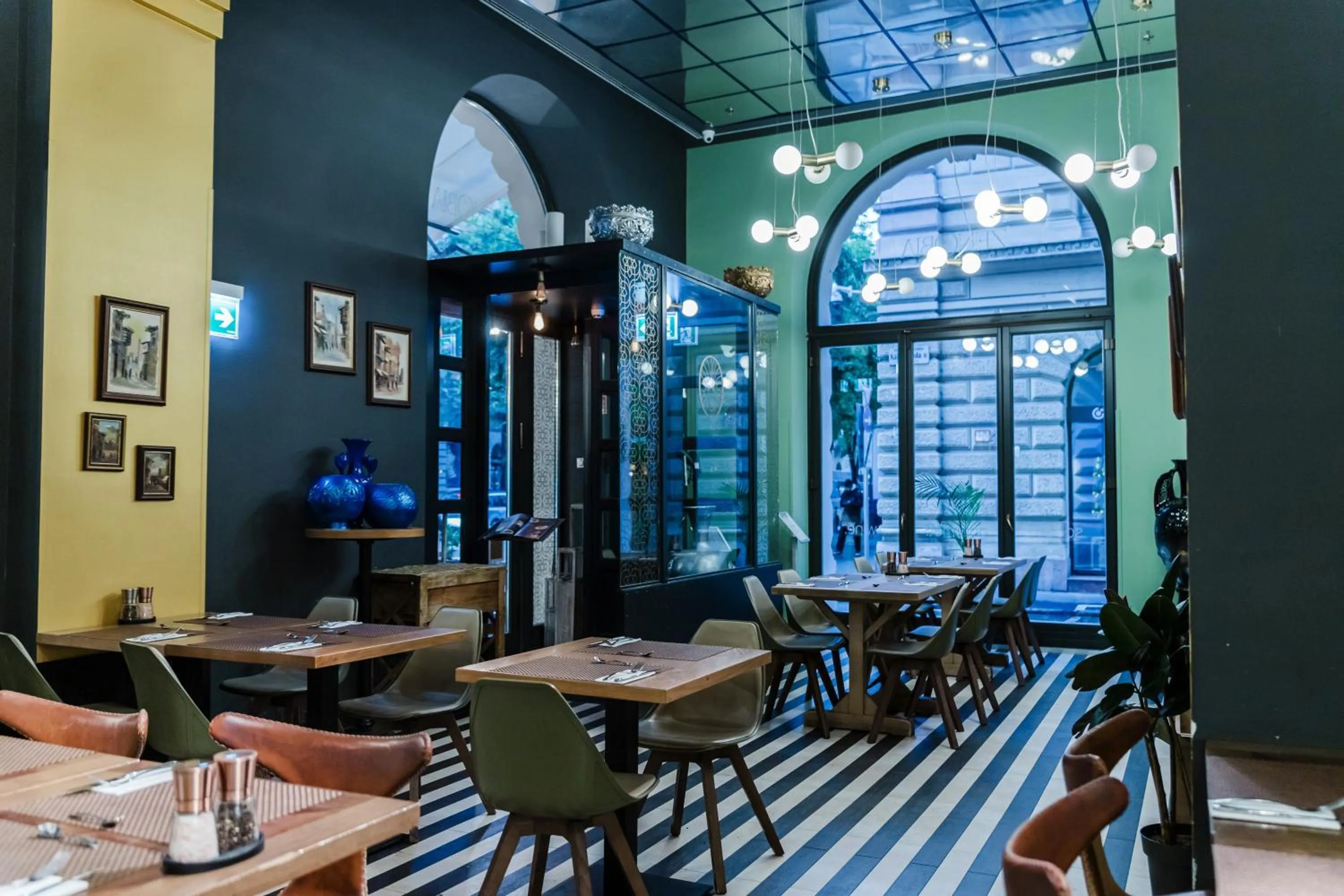 Restaurant/places to eat in Hotel Moments Budapest by Continental Group