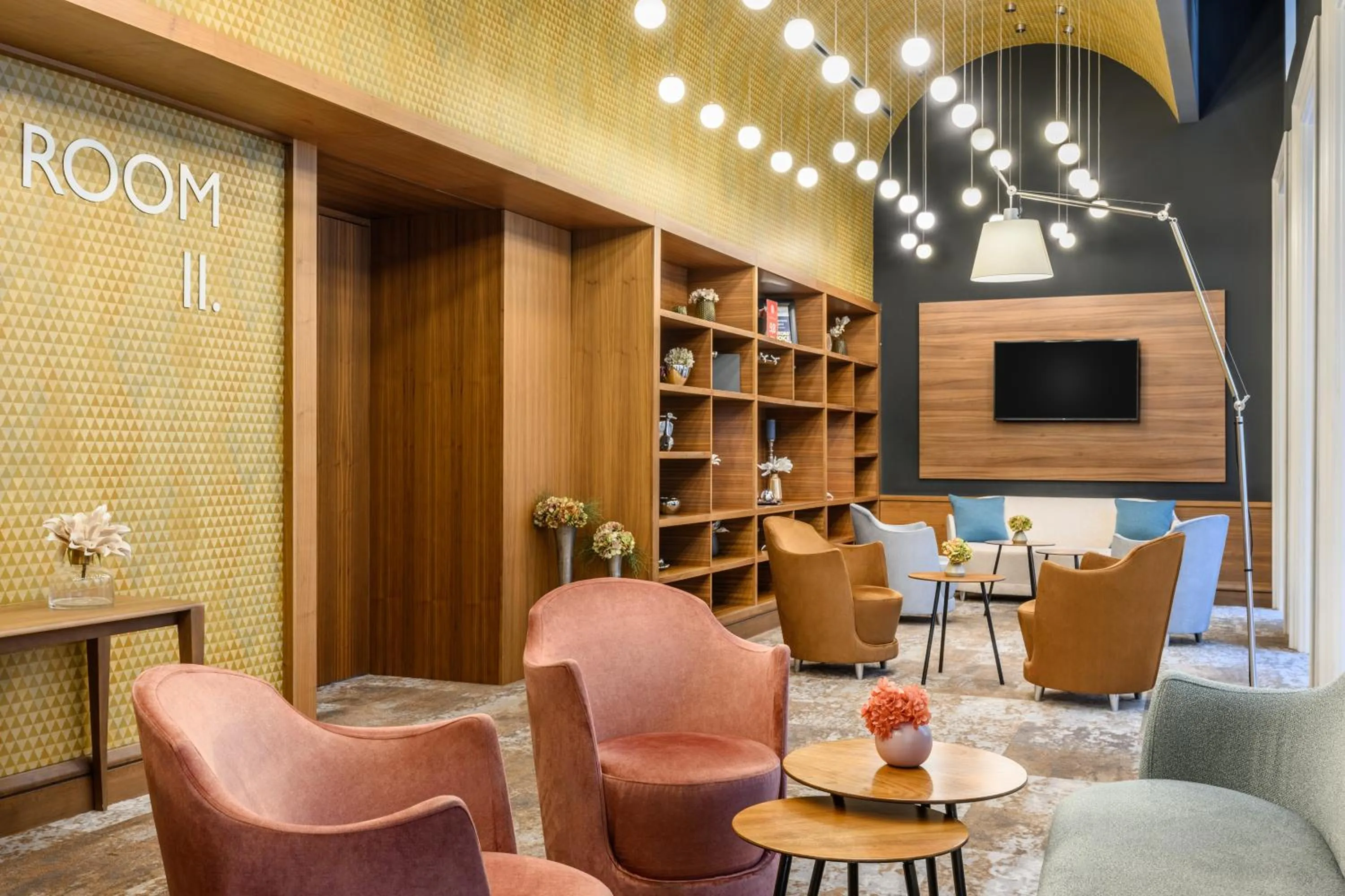 Communal lounge/ TV room in Hotel Moments Budapest by Continental Group