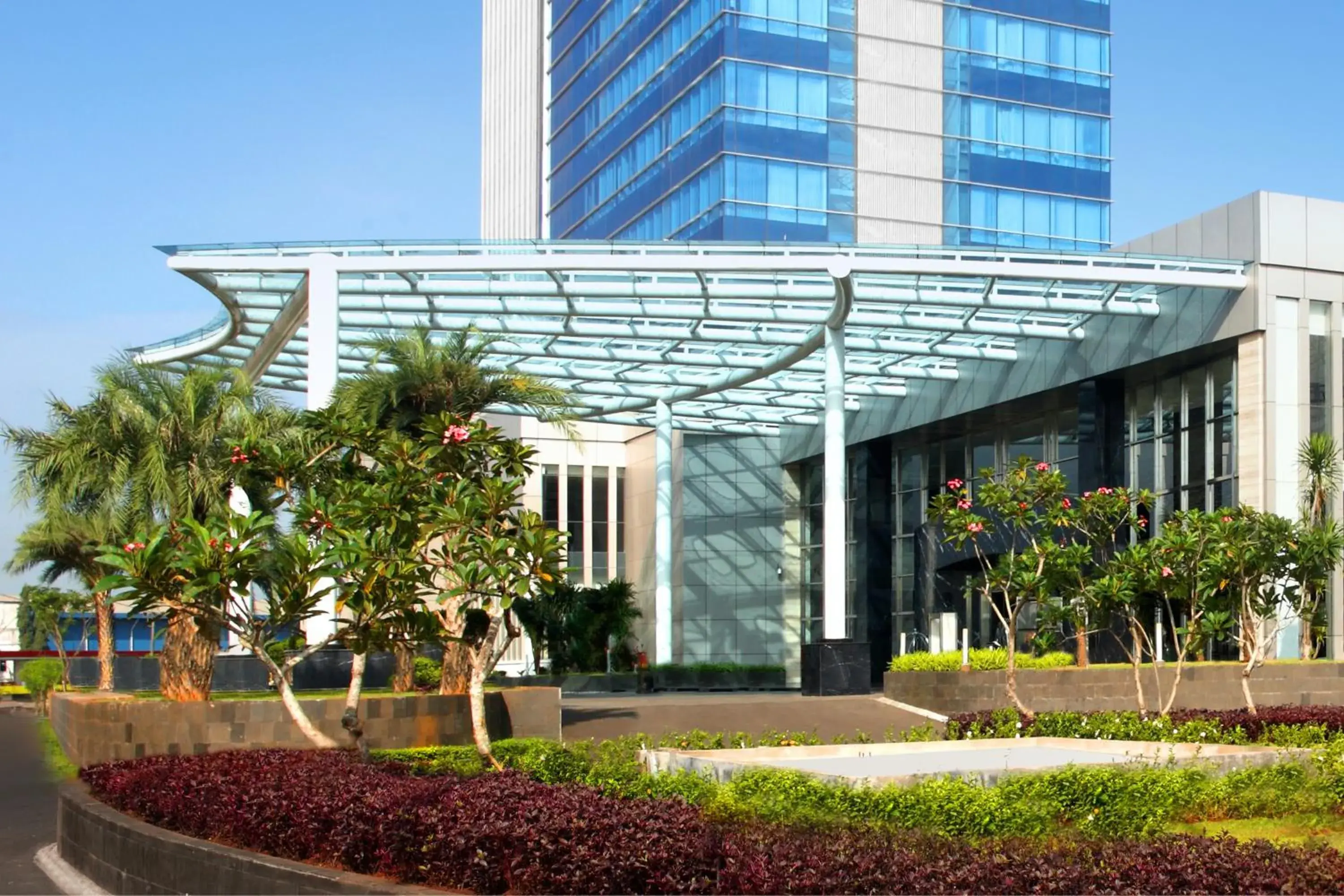 Facade/entrance in Resinda Hotel Karawang Facade/entrance in Resinda Hotel Karawang